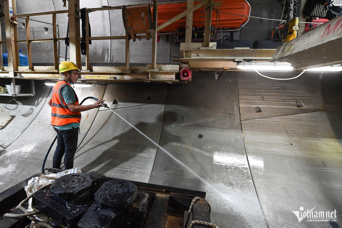 Sau khi khoan qua lớp địa chất đã được gia cố, ngày 28/11 máy TBM tiếp tục được can thiệp đầu cắt. Dự kiến ngày 2/12 robot sẽ tiếp tục khoan.