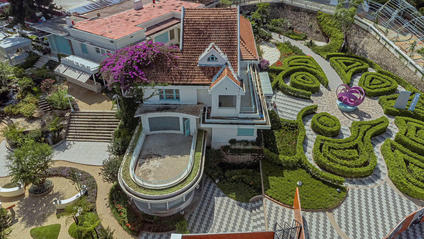 Toàn cảnh biệt điện sau khi thay áo mới. Toàn cảnh biệt điện sau khi thay áo mới.