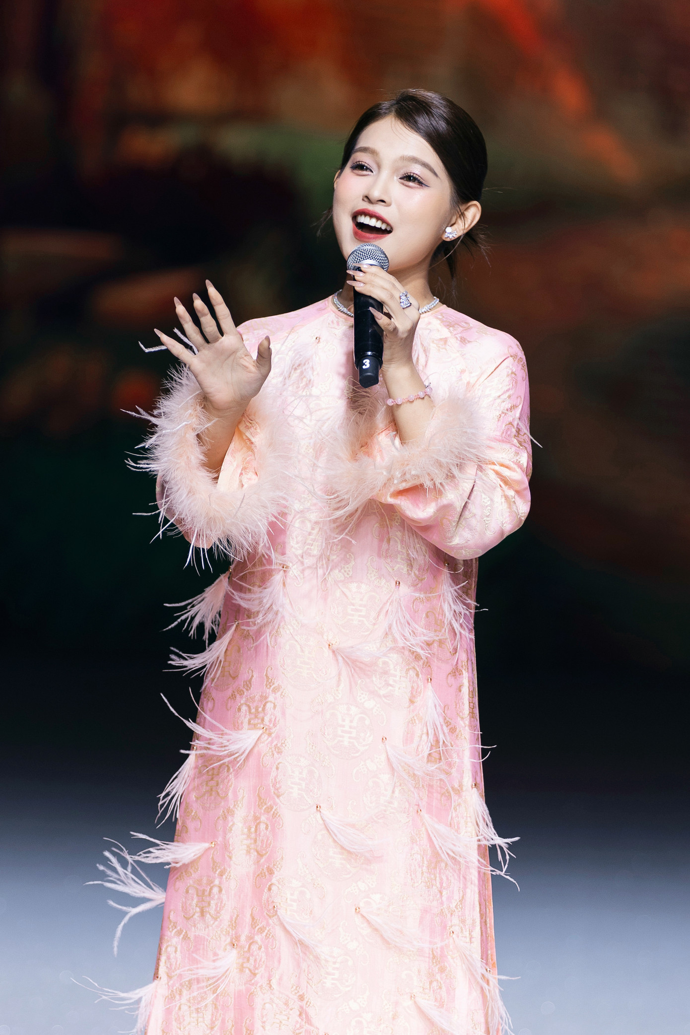 Tuyết Nhung (sinh năm 2001) cũng theo đuổi dòng nhạc bolero của mẹ nuôi. Nữ ca sĩ nói cuộc sống của cô khó khăn hơn sau khi Phi Nhung qua đời. Cô trang trải việc học bằng cách bán hàng online, đi hát kiếm thêm thu nhập. Hiện, Thiên Ngân và Tuyết Nhung được Mạnh Quỳnh nhận làm con nuôi, hỗ trợ hoạt động nghệ thuật.