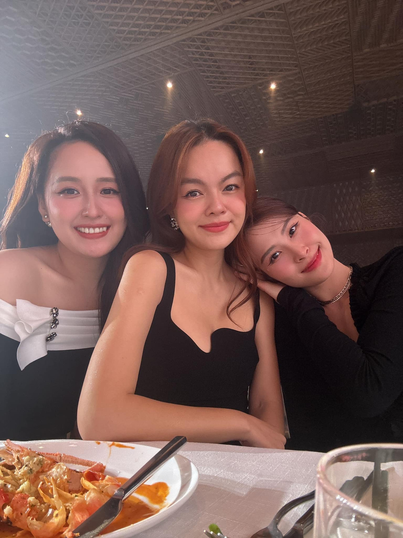 Tham dự tiệc cưới Diễm My 9X và doanh nhân Vinh Nguyễn diễn ra tối 21/12 tại TPHCM, Phạm Quỳnh Anh đăng ảnh cùng cô dâu và Đông Nhi, Mai Phương Thúy. Trên trang cá nhân, nữ ca sĩ chia sẻ cả bàn tiệc "khóc hết nước mắt" khi chứng kiến khoảnh khắc hạnh phúc của diễn viên sinh năm 1990.