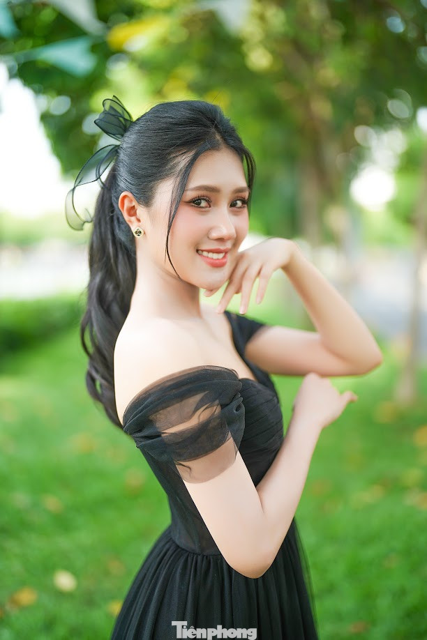 Thùy Nhiên cho biết trước đây cô không biết nhiều về cuộc thi hoa hậu. Khi lên đại học, cô được bạn bè ủng hộ thi sắc đẹp. &quot;Ban đầu, anh chị rủ rê tôi trình diễn áo dài, sau đó là cuộc thi ở trường. Trong một lần về nhà, tôi được chị cùng xóm rủ đi thi Hoa khôi, sau đó đạt thành tích Á khôi Nam Bộ 2022. Khi nhận ra khả năng của mình, tôi quyết định đặt mục tiêu thi Hoa hậu Việt Nam&quot;, Thùy Nhiên nói.