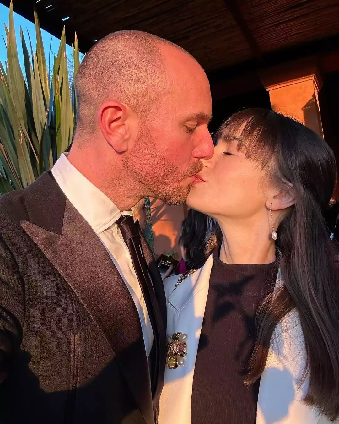 Lily Collins chia sẻ thông điệp đặc biệt đến chồng Charlie McDowell dịp lễ tình nhân. &quot;Valentine với em rất vui nhộn. Không ai có thể khiến em cười nhiều như anh. Em may mắn được làm người phụ nữ của anh lúc này và mãi mãi. Em yêu anh nhiều&quot;, diễn viên phim Emily in Paris chia sẻ.