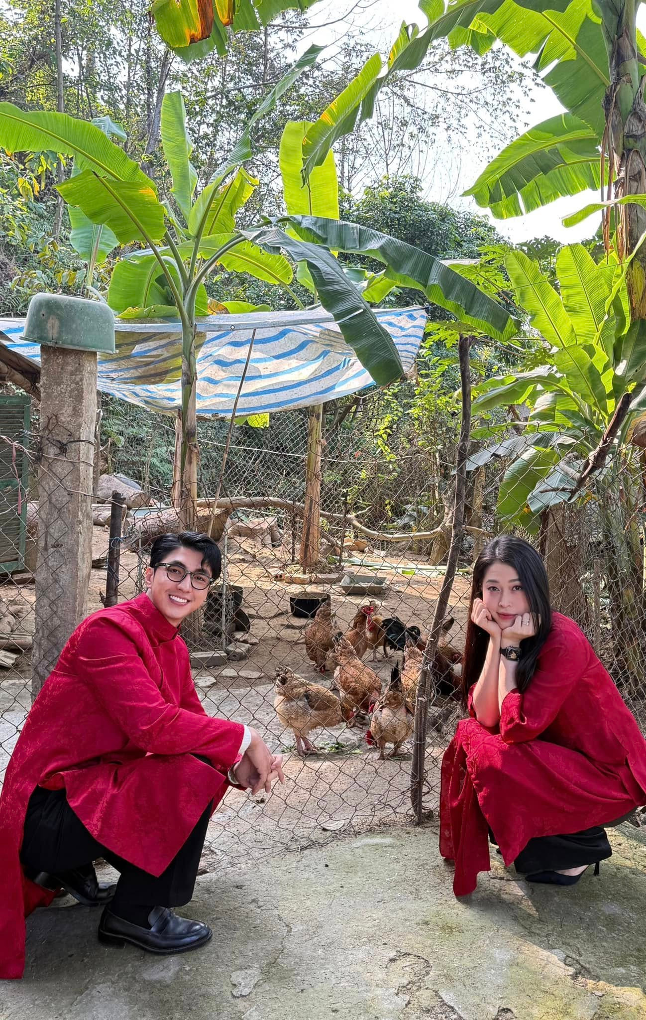 Á hậu Phương Nga và Bình An đang viral với bức ảnh chụp áo dài Tết phong cách cây nhà lá vườn. "Đúng là khi đẹp thì chụp ở đâu cũng đẹp, kể cả ngoài chuồng gà", khán giả bình luận.