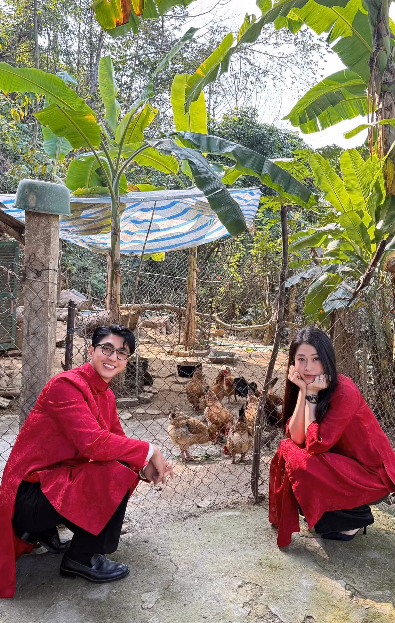 Á hậu Phương Nga và Bình An đang viral với bức ảnh chụp áo dài Tết phong cách cây nhà lá vườn. "Đúng là khi đẹp thì chụp ở đâu cũng đẹp, kể cả ngoài chuồng gà", khán giả bình luận.