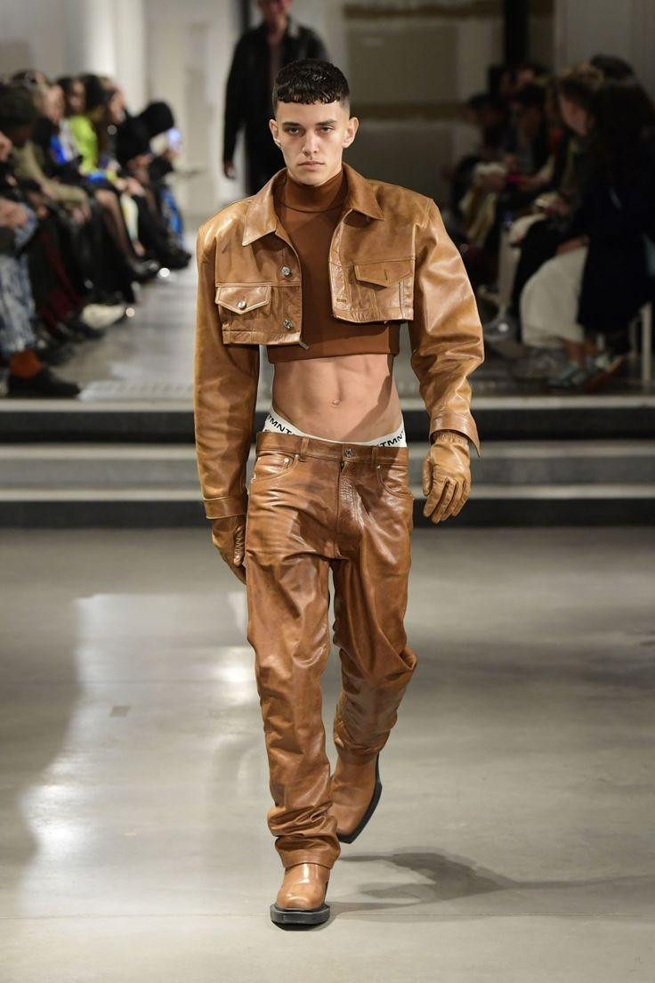 Phong cách nam giới diện crop top khoe cơ bắp, lộ cạp nội y được lăng xê trên sàn diễn quốc tế. Ảnh: Vogue. Phong cách nam giới diện crop top khoe cơ bắp, lộ cạp nội y được lăng xê trên sàn diễn quốc tế. Ảnh: Vogue.