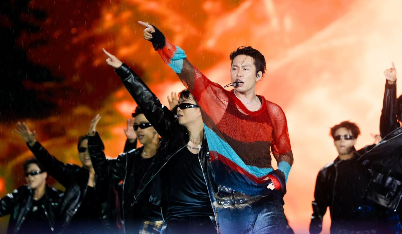 Mưa lớn không làm gián đoạn kế hoạch biểu diễn. Trong suốt thời gian chương trình diễn ra, các phần trình diễn vẫn nối tiếp nhau đúng kịch bản.