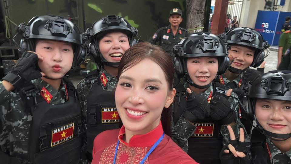 Hoa hậu Tiểu Vy tranh thủ thời gian check-in cùng các nữ quân nhân thuộc các khối lực lượng diễu binh, diễu hành mừng 50 năm Ngày Giải phóng miền Nam, thống nhất đất nước (30/4/1975-30/4/2025).