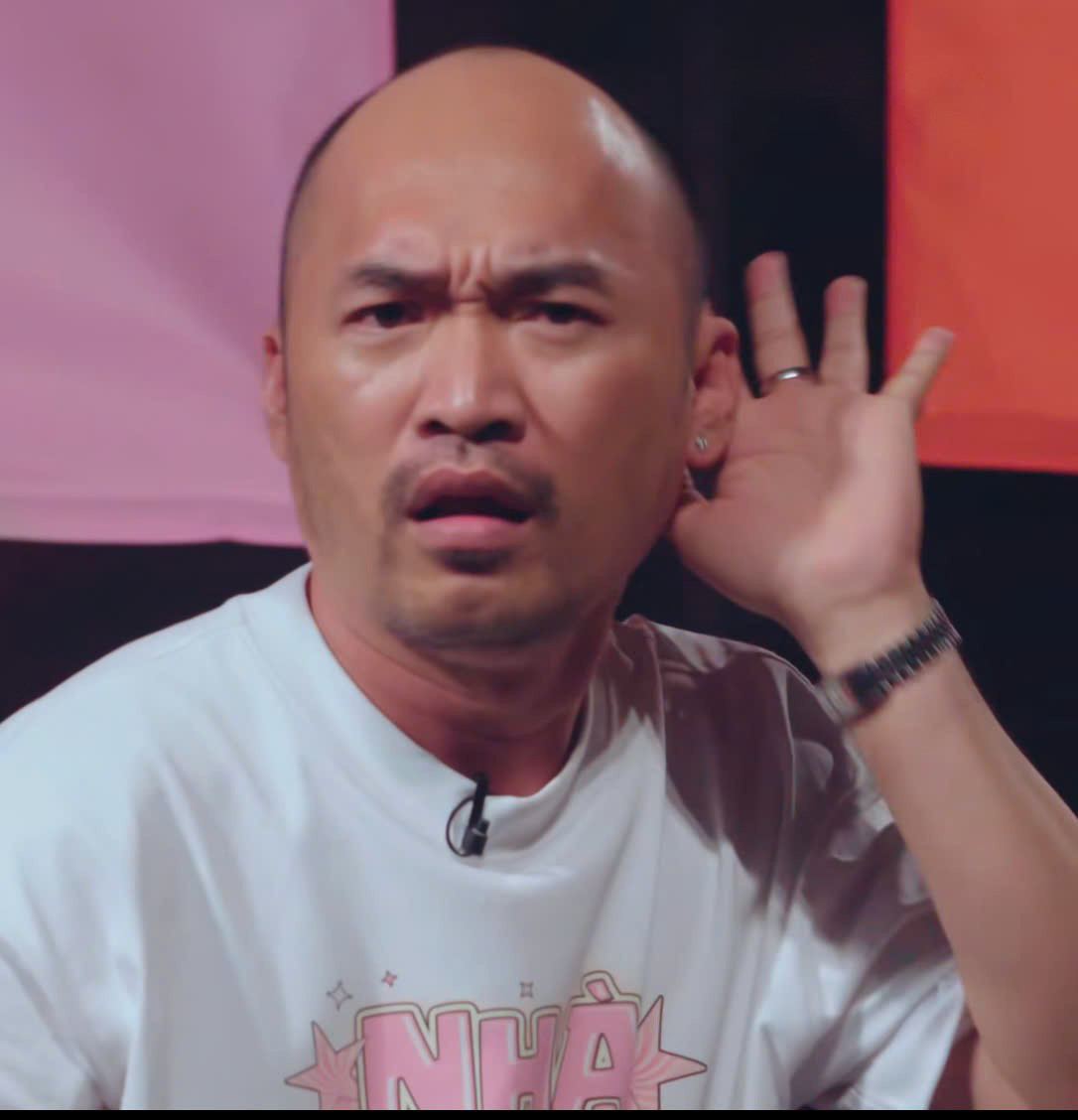 NSND Tự Long và anh tài Tiến Luật hài hước trong Công diễn 3. NSND Tự Long và anh tài Tiến Luật hài hước trong Công diễn 3.