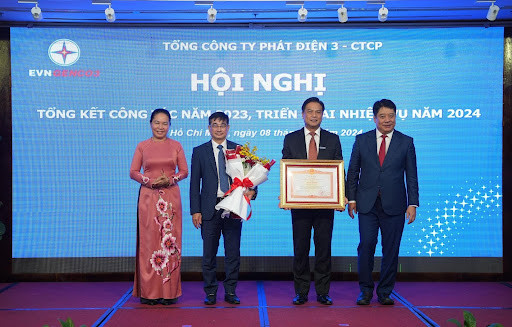 Ông Nguyễn Anh Tuấn – Phó bí thư Đảng ủy, Thành viên HĐTV, Tổng giám đốc EVN và Bà Lê Thị Hồng Nga – Bí thư Đảng ủy Khối các Cơ quan Trung ương tại TPHCM trao Bằng khen của Thủ tướng Chính phủ và tặng hoa chúc mừng cho EVNGENCO3