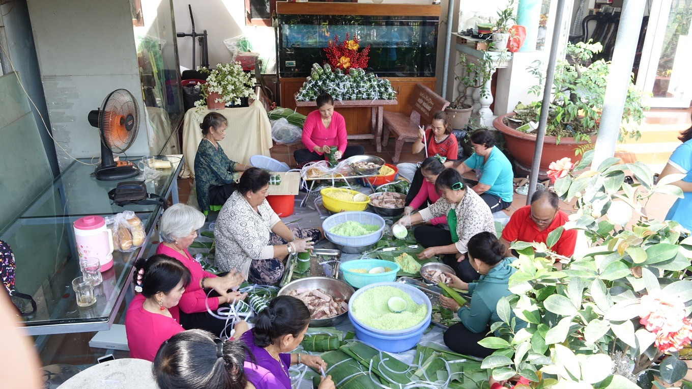 Bà Bên cùng nhiều người gói hàng trăm đòn bánh tét gửi tặng công nhân, người lao động ở xóm trọ (Ảnh: NVCC).