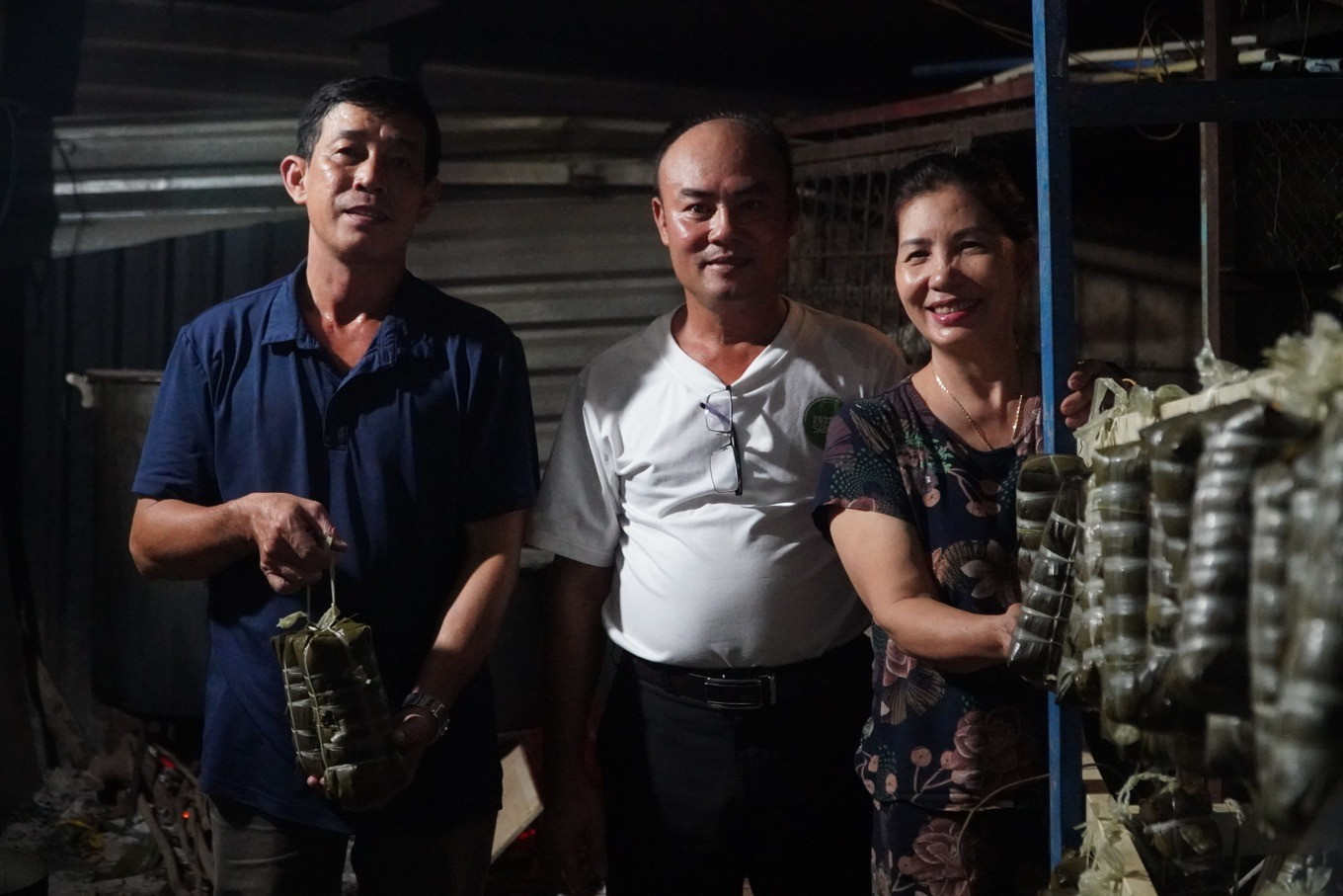 Người lao động vui vẻ khi nhận những đòn bánh tét từ bà Bên (Ảnh: NVCC).