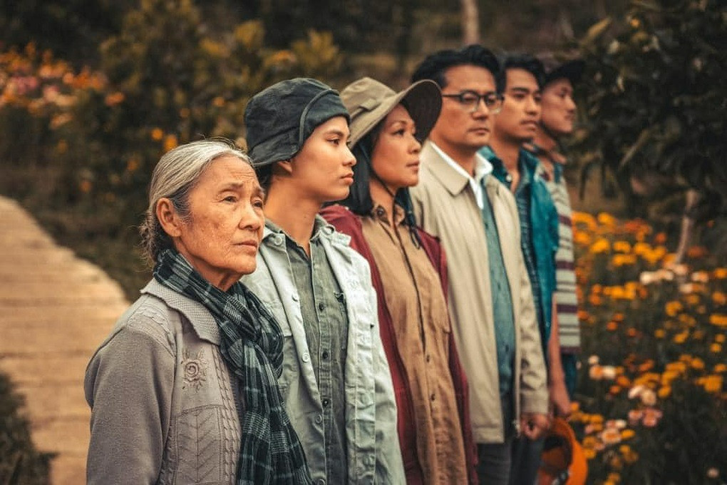 Lý Hải đi theo mô-típ bình dân, đại chúng từ Lật mặt 5, 6, 7 và 8 (từ trái sang).