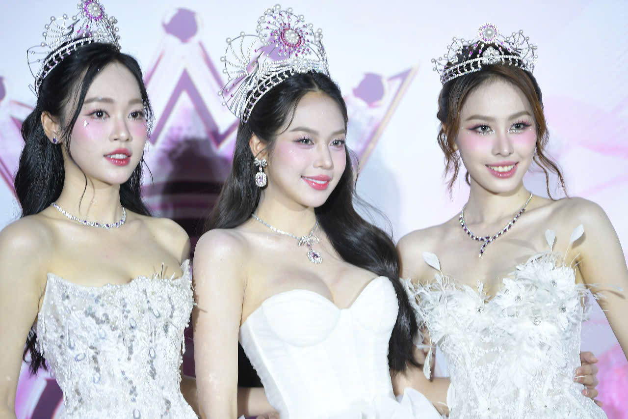 Đương kim Hoa hậu Việt Nam Huỳnh Thị Thanh Thủy (giữa) và Á hậu Trịnh Thùy Linh (trái), Á hậu Ngọc Hằng (phải) hội tụ trên thảm đỏ cùng vương miện mang tên Hùng ca chim Lạc - Báu vật ngàn đời. Top 3 Hoa hậu Việt Nam 2022 khoe nhan sắc ngày càng thăng hạng sau hai năm đăng quang.