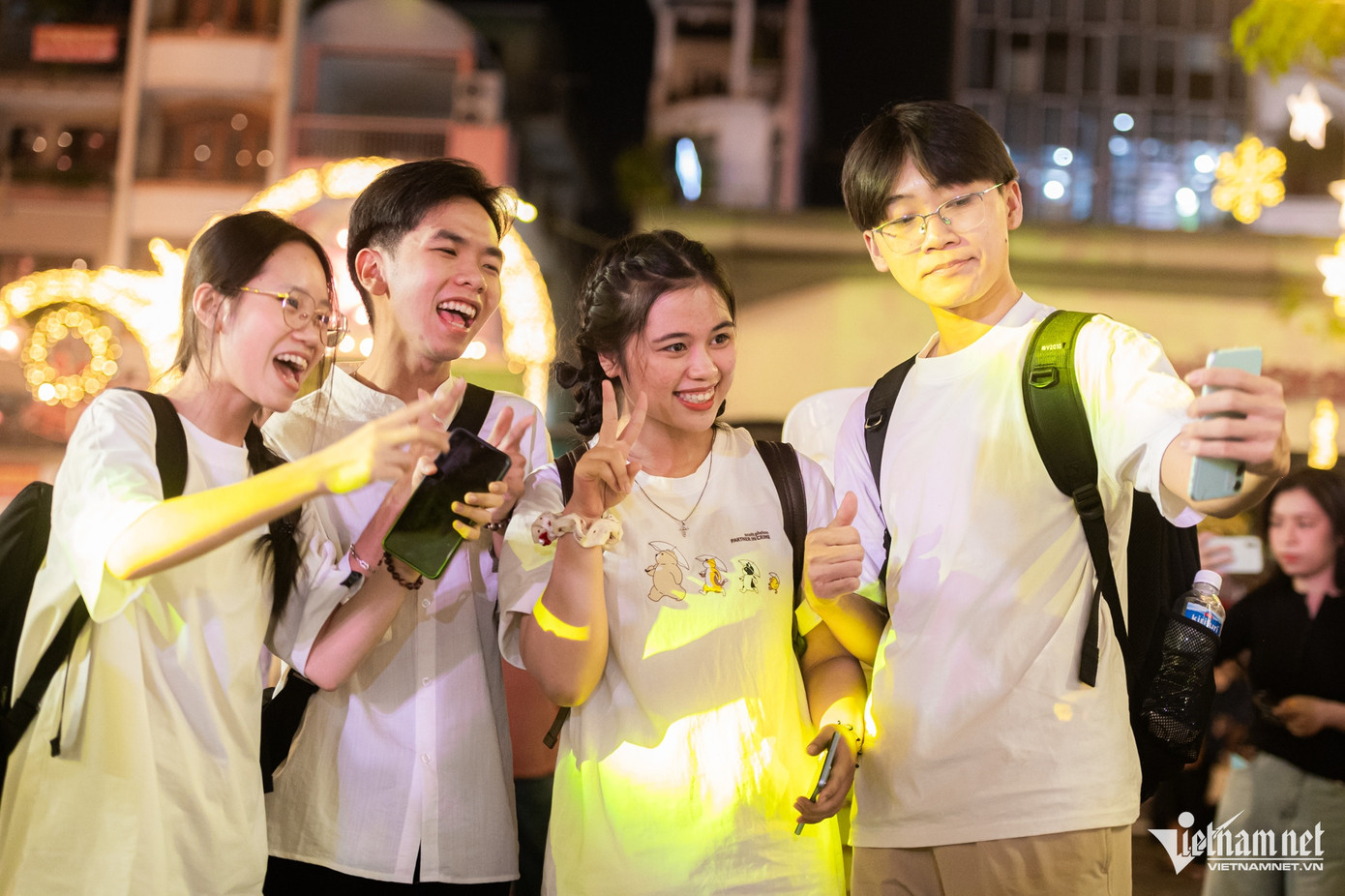 Nhóm bạn của Nhi (quận 7) hào hứng chụp ảnh cùng nhau dưới ánh đèn lung linh. "Chúng mình đã tới nhà thờ Tân Định từ sớm để tránh kẹt xe. Không khí Giáng sinh ở đây rất náo nhiệt và đặc biệt nhà thờ được trang trí rất đẹp", Nhi nói.