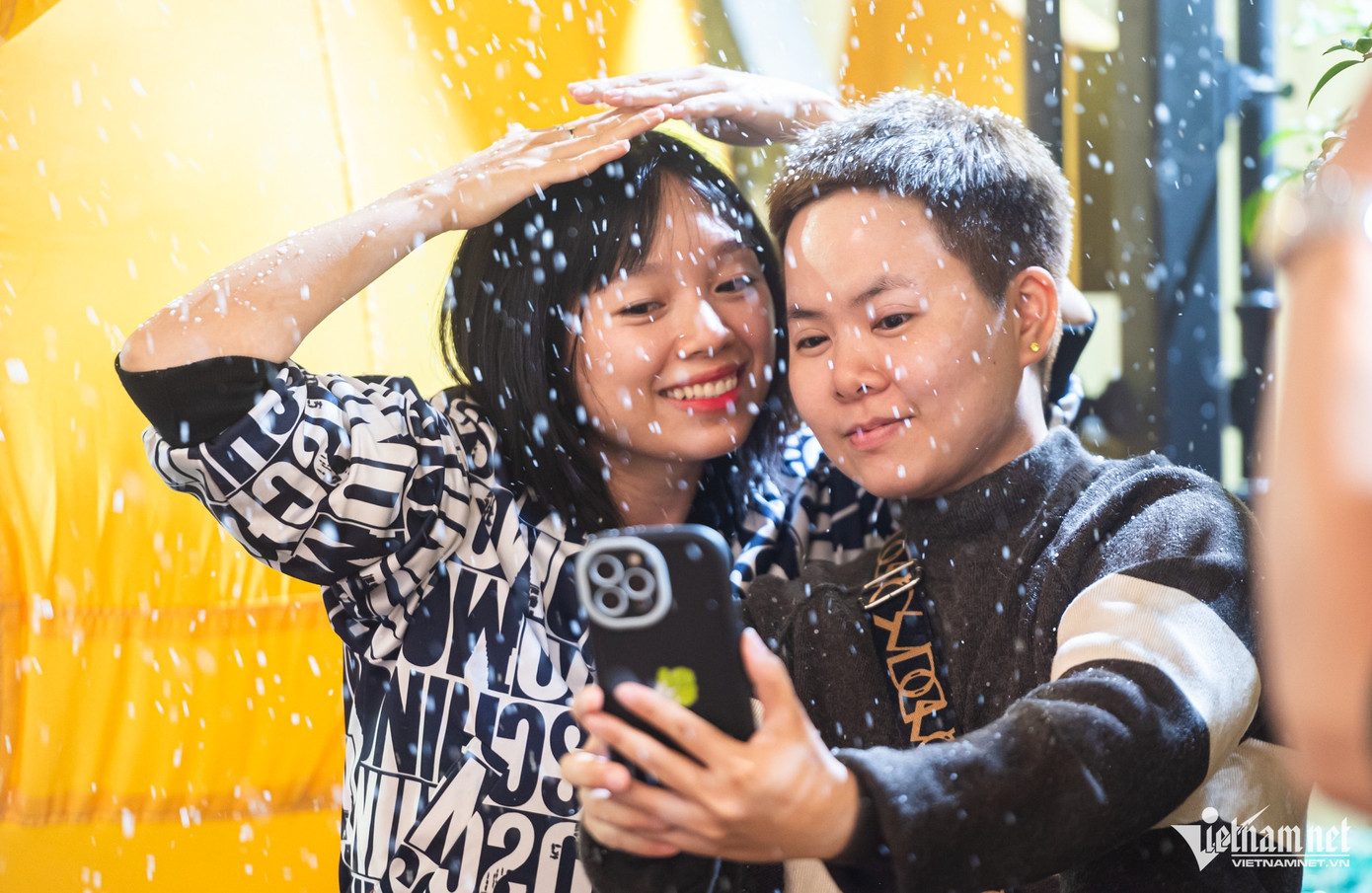 Hiệu ứng tuyết là bọt xà phòng phun từ trên cao bay trắng xoá trên cây thông, những tiểu cảnh... khiến khung cảnh tựa như mùa đông xứ lạnh.