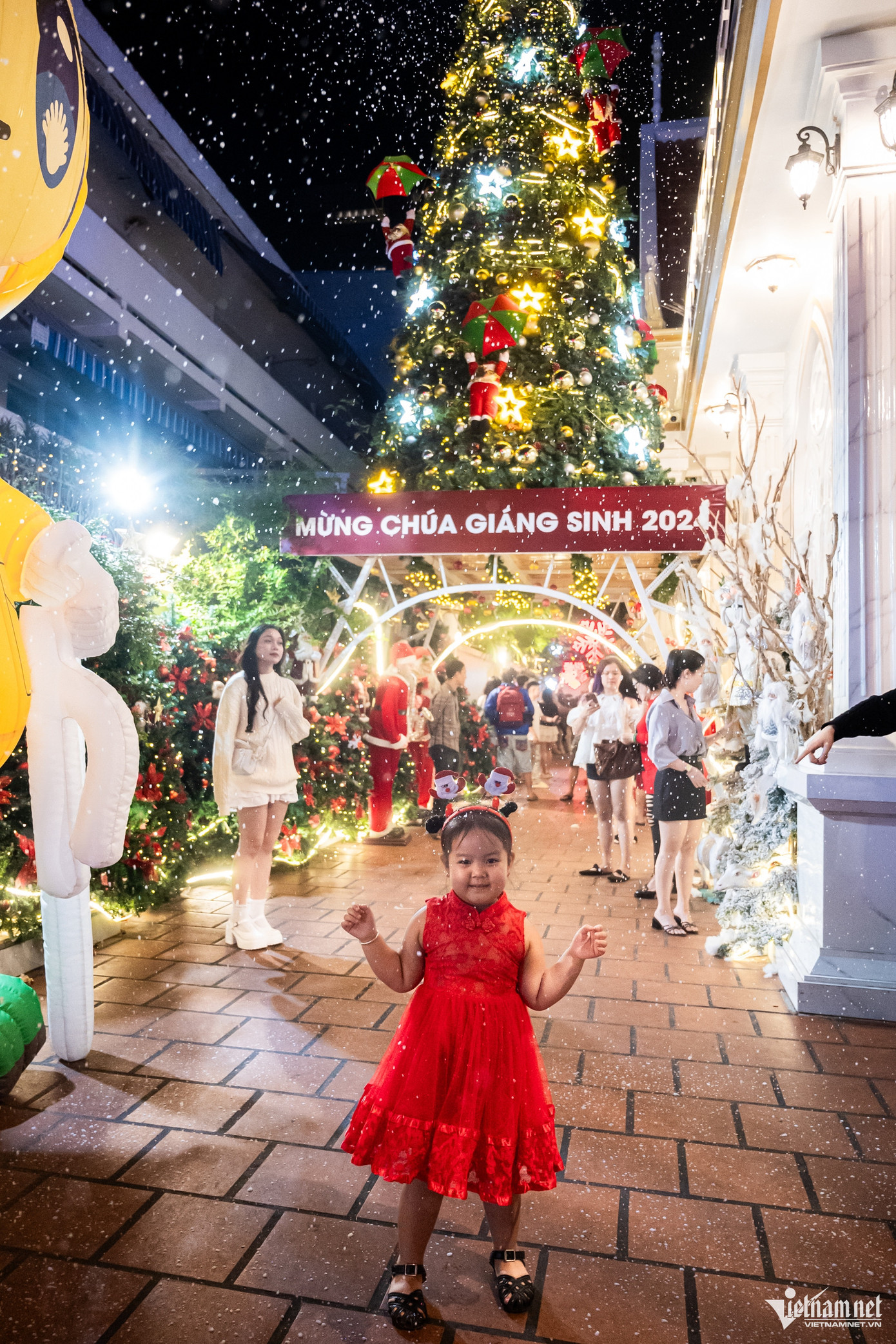 Không chỉ nhà thờ Tân Định, hàng loạt nhà thờ tại TPHCM cũng đã được trang hoàng rực rỡ sắc màu, thu hút người dân đến vui chơi.