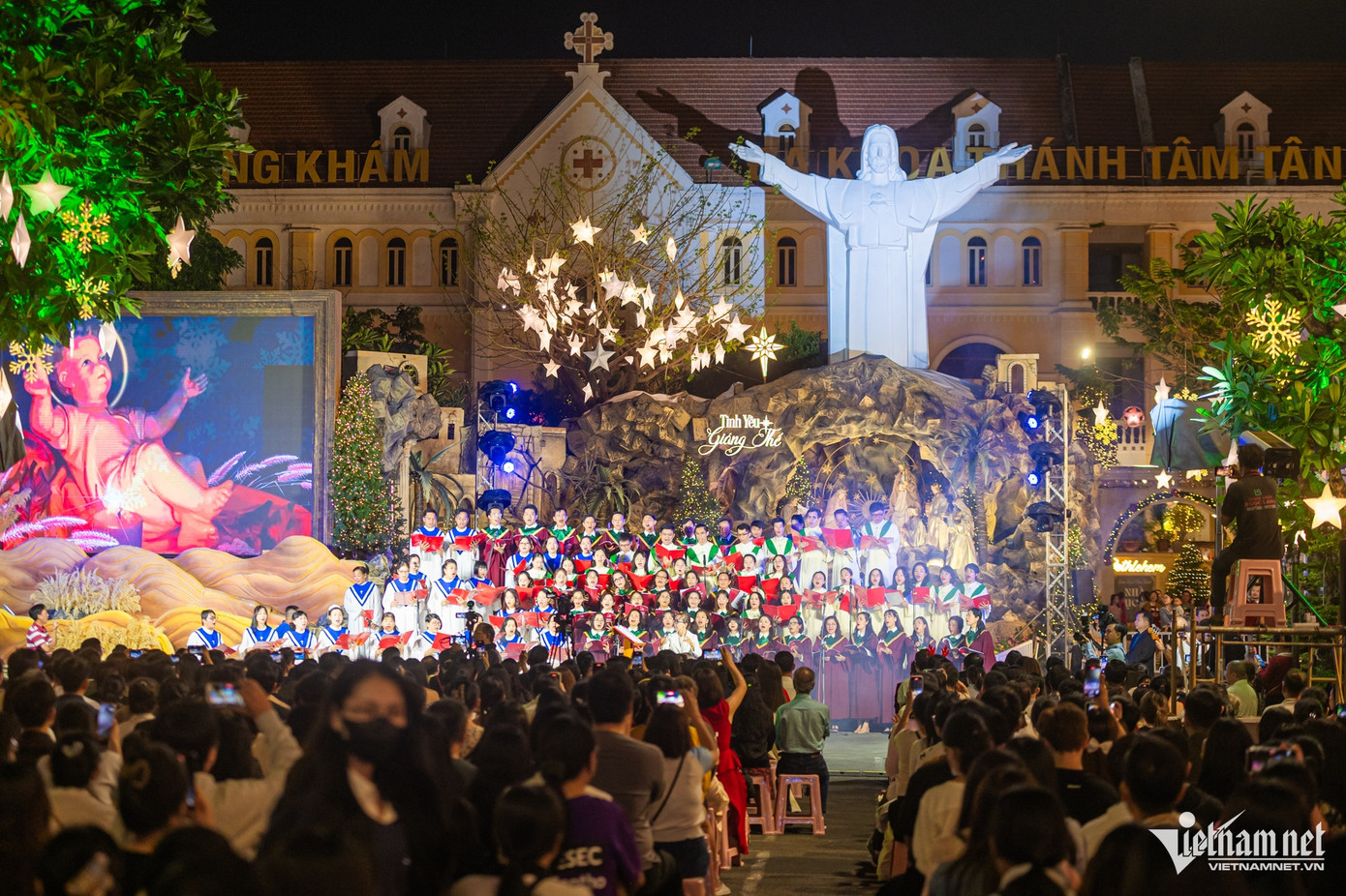 Nhiều người dân TPHCM và du khách đổ về nhà thờ Tân Định (quận 1) tham gia đêm Thánh ca mừng Giáng sinh, tối 23/12.