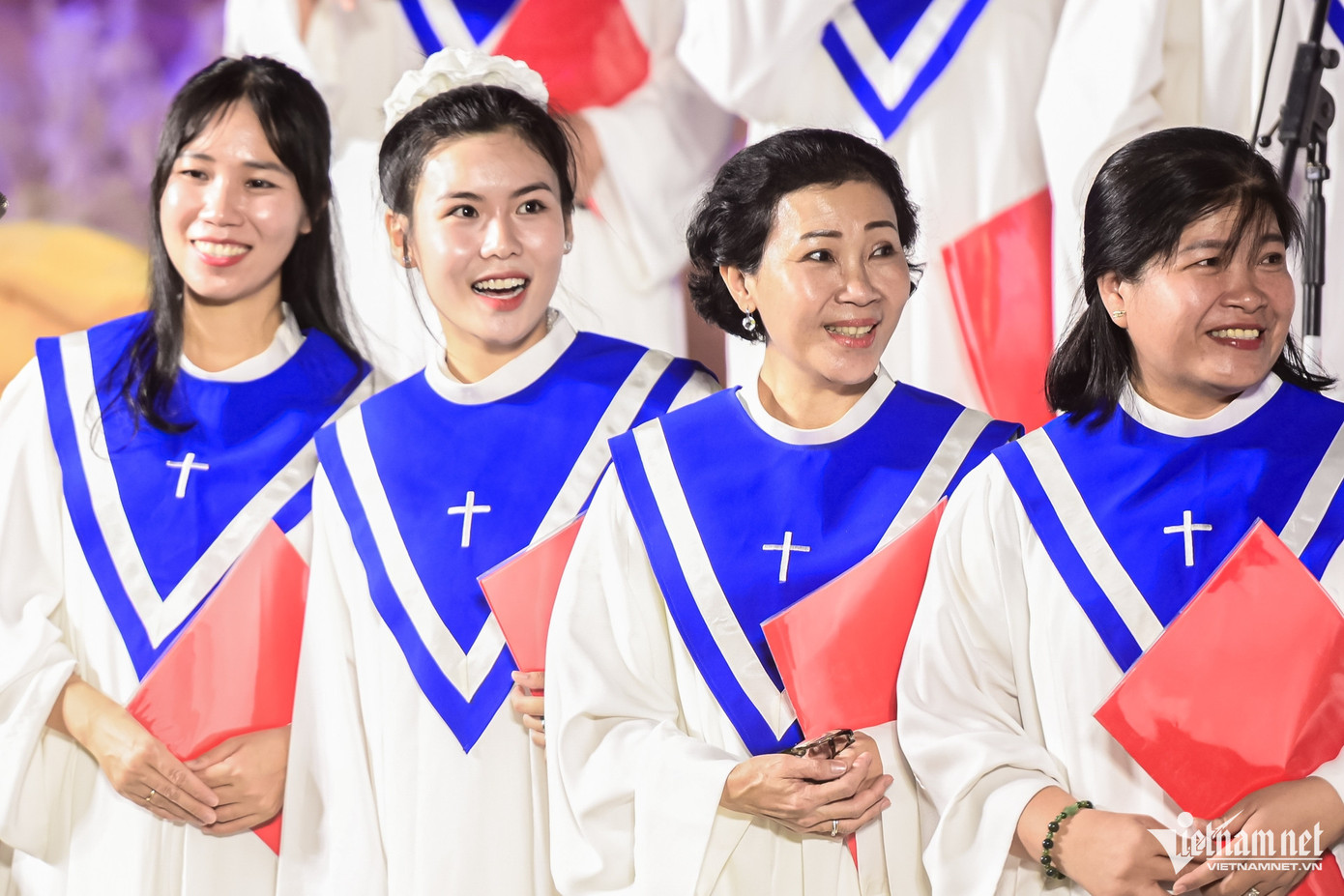 Đêm Thánh ca diễn ra từ 19-21h30. Khuôn viên nhà thờ chật kín người, tất cả giáo dân và du khách cùng hân hoan hòa chung tiếng hát mừng Giáng sinh khi chương trình kết thúc.