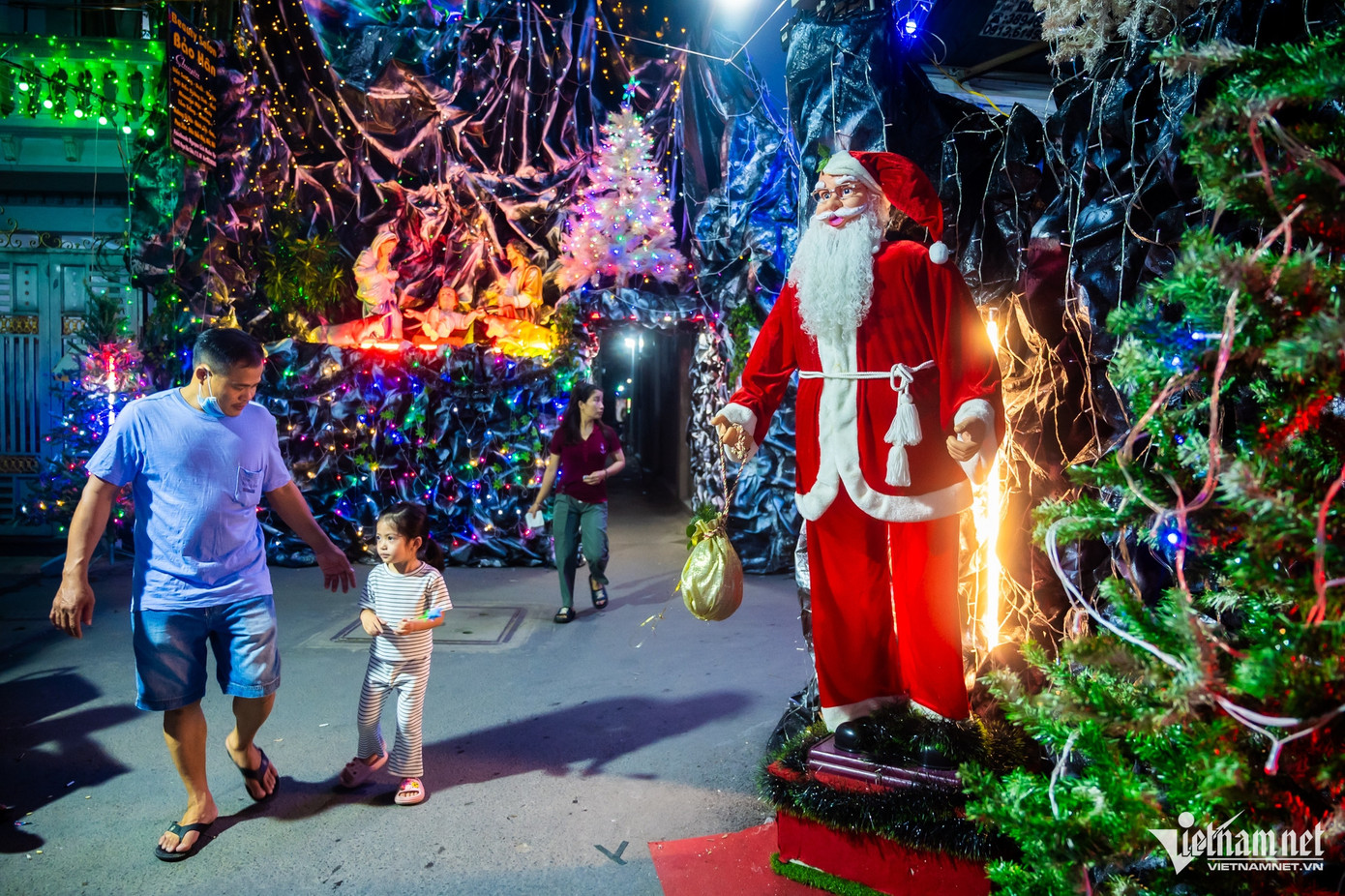Những tiểu cảnh hang đá, ông già Noel trong một hẻm thuộc xóm đạo Gò Vấp. Được biết người dân nơi đây đã chuẩn bị cho dịp lễ lớn nhất năm từ trước đó cả tháng.