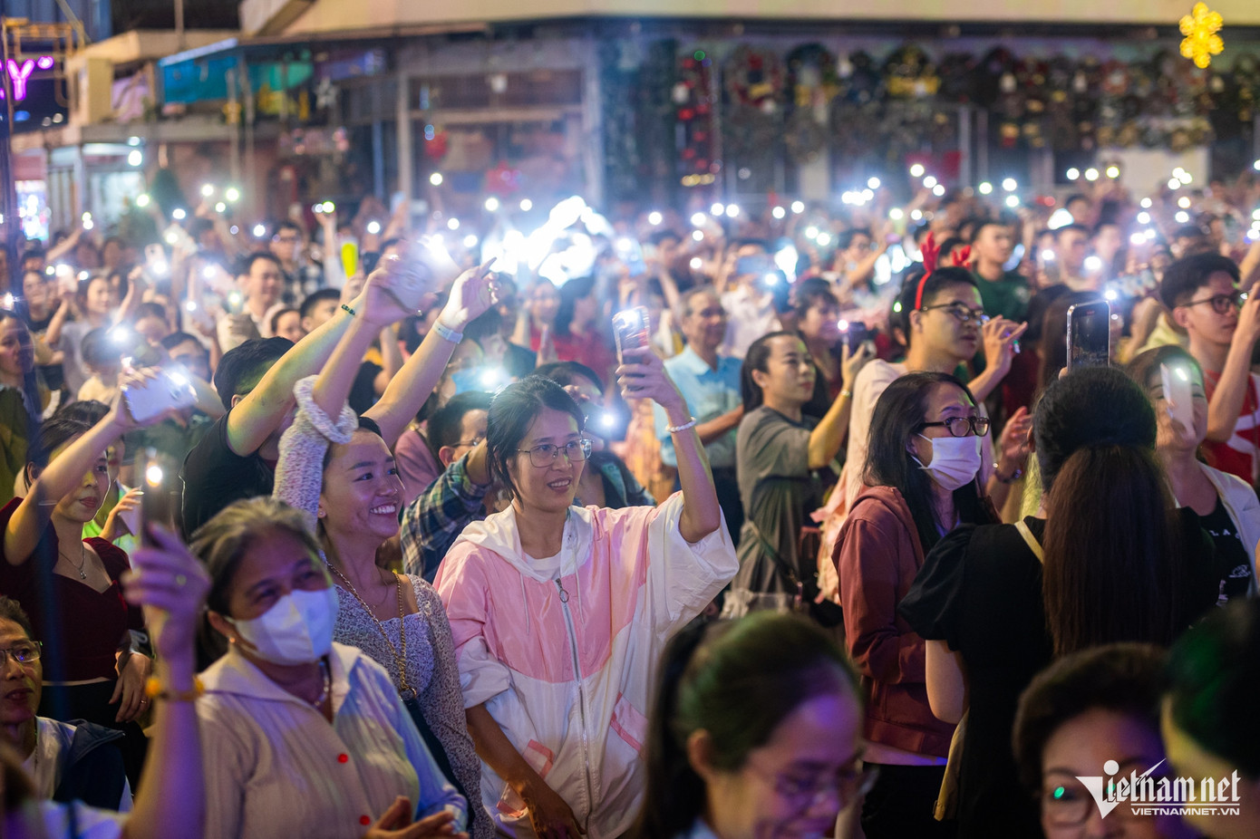 Đêm Thánh ca diễn ra từ 19-21h30. Khuôn viên nhà thờ chật kín người, tất cả giáo dân và du khách cùng hân hoan hòa chung tiếng hát mừng Giáng sinh khi chương trình kết thúc.