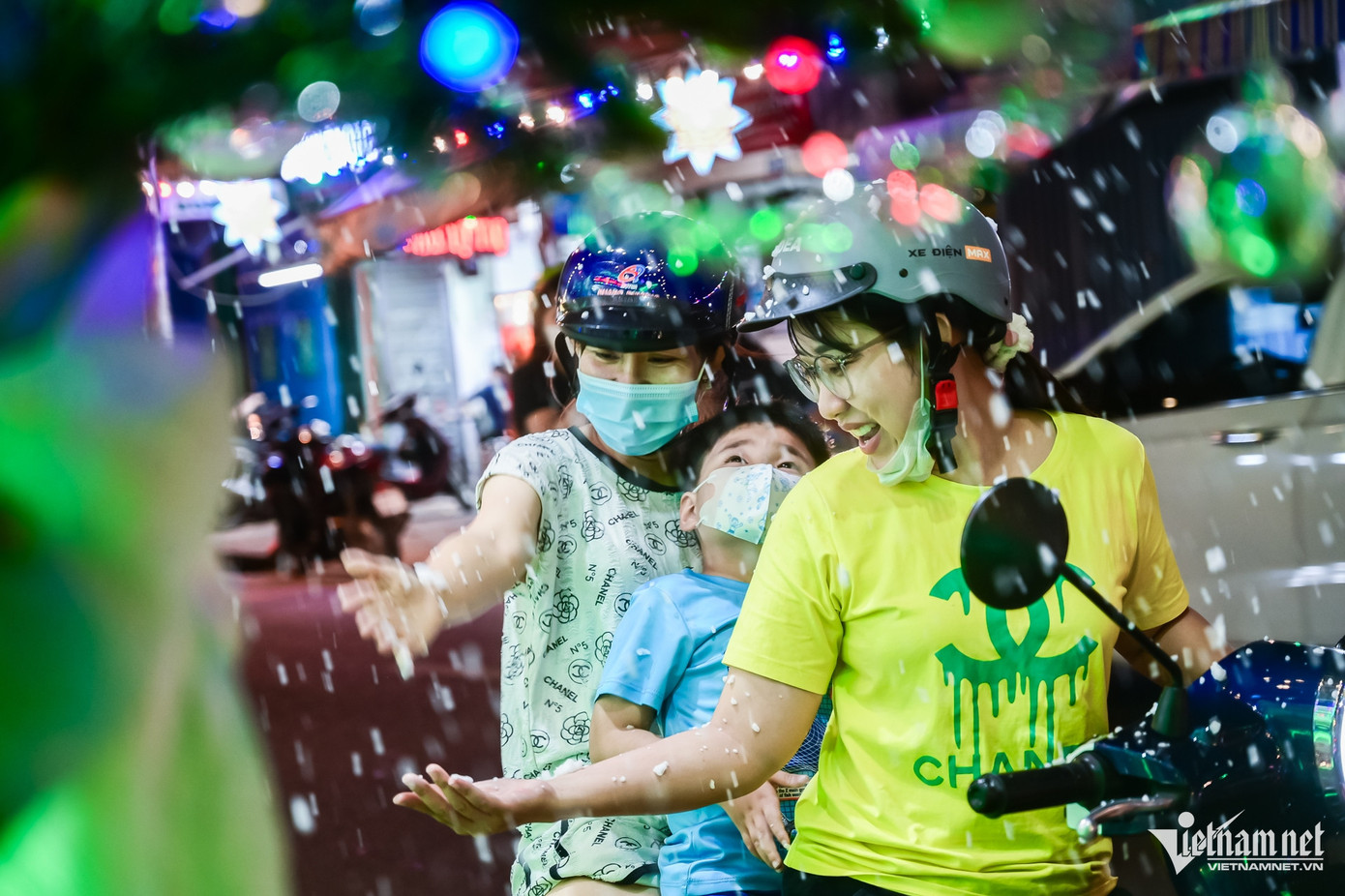 Để tránh đông đúc vào ngày chính lễ, nhiều em nhỏ cũng được gia đình đưa đi chơi Giáng sinh sớm.