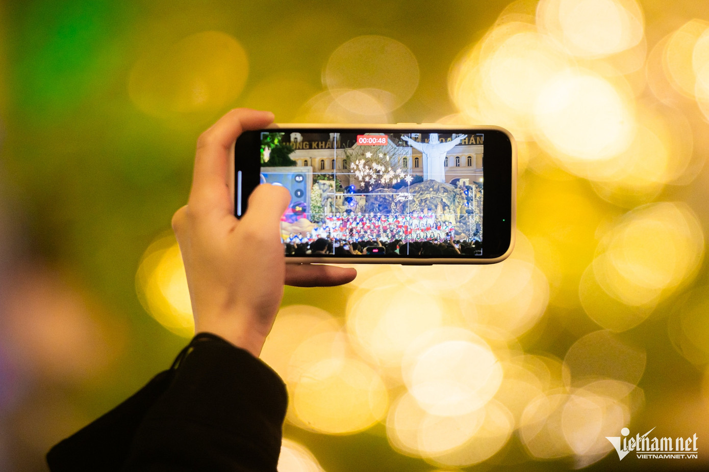 Đêm Thánh ca diễn ra từ 19-21h30. Khuôn viên nhà thờ chật kín người, tất cả giáo dân và du khách cùng hân hoan hòa chung tiếng hát mừng Giáng sinh khi chương trình kết thúc.