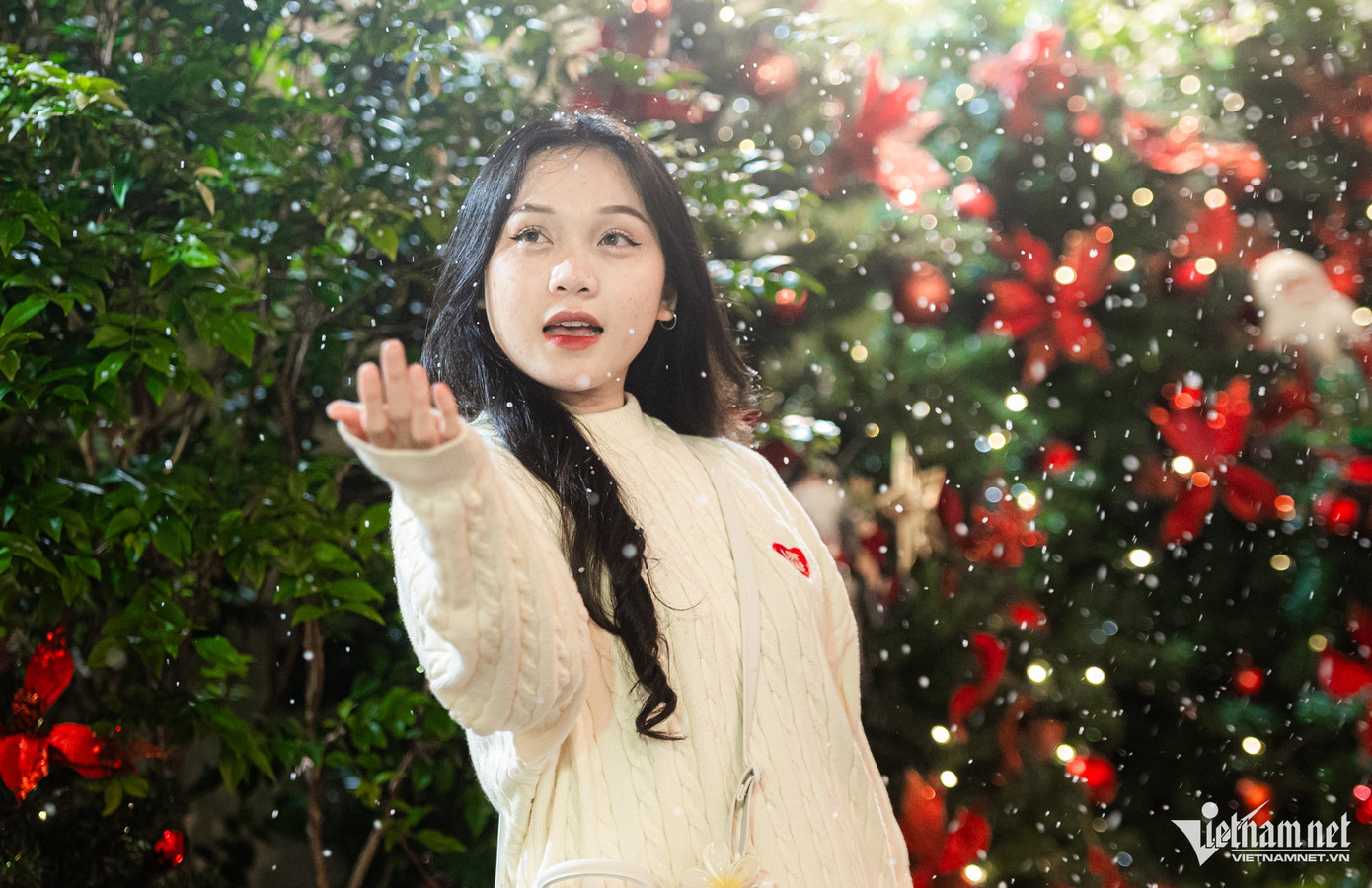 Gần Giáng sinh, nhiệt độ buổi tối ở TPHCM có thể giảm xuống 20 độ C khiến nhiều bạn trẻ thích thú diện áo len đi chụp hình. "Mình tranh thủ đi chơi sớm để chụp hình kỷ niệm dịp Giáng sinh này. Đêm Giáng sinh mình sẽ dự lễ ở nhà thờ cùng gia đình", bạn nữ chia sẻ.