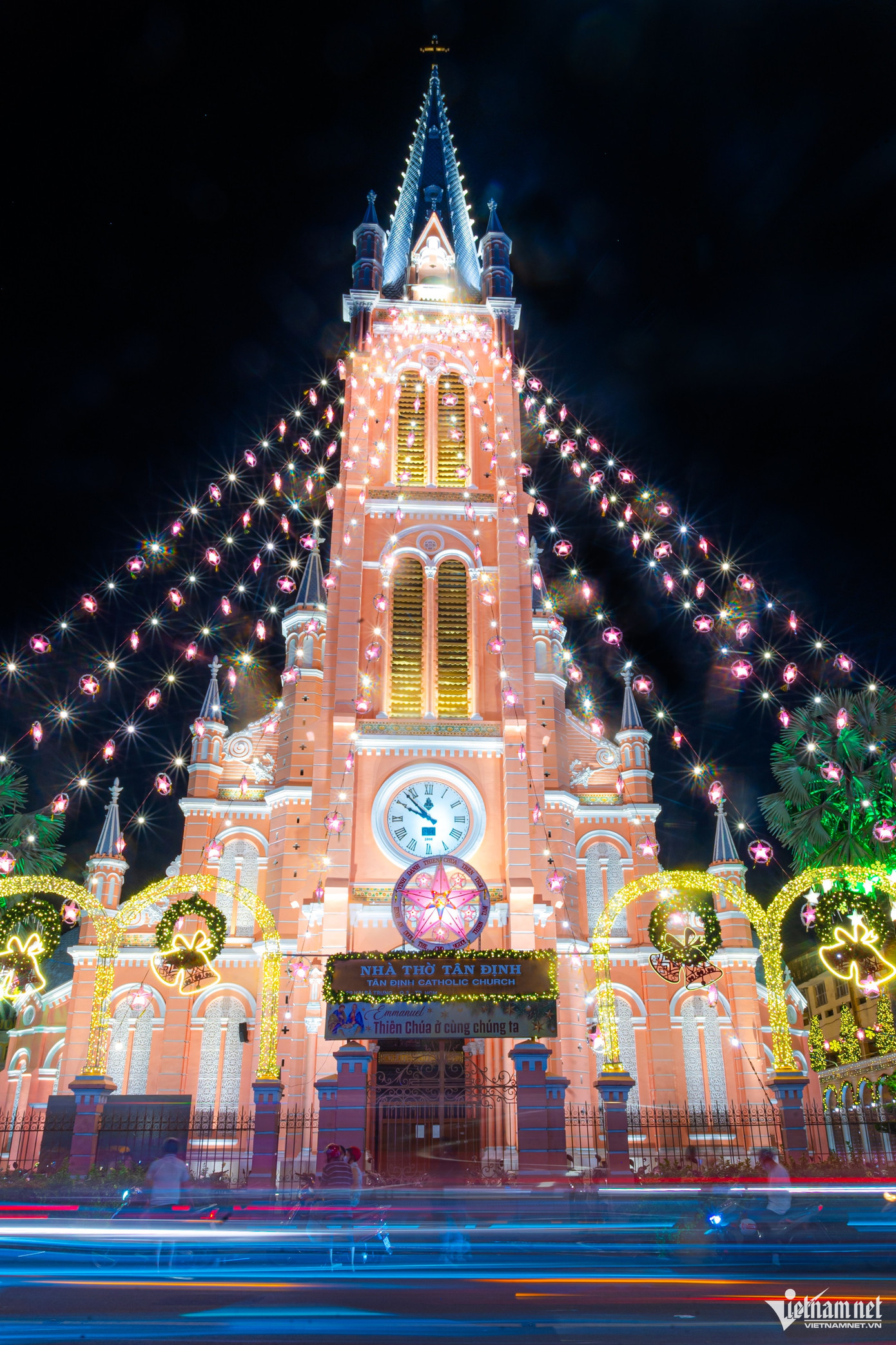 Không chỉ nhà thờ Tân Định, hàng loạt nhà thờ tại TPHCM cũng đã được trang hoàng rực rỡ sắc màu, thu hút người dân đến vui chơi.