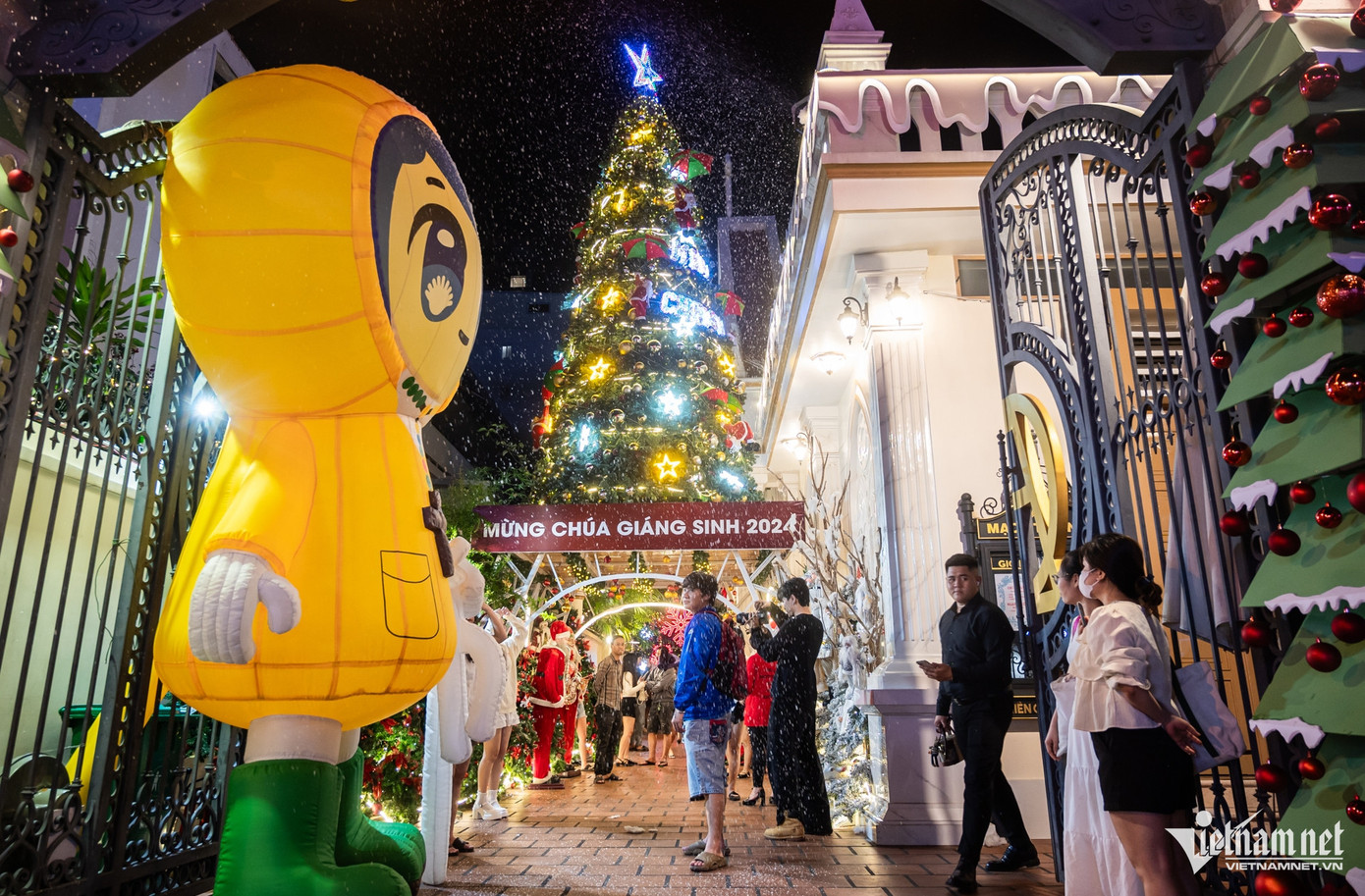 Nhà thờ giáo xứ Mạc Ty Nho (quận 1) cũng thu hút nhiều người tới vui chơi. Khuôn viên được trang trí đẹp mắt, với biểu tượng Luce cao gần 3m ngay lối vào cổng. Đặc biệt nhiều bạn trẻ thích thú check-in với cây thông Noel xoay 360 độ, hệ thống phun tuyết cùng hàng chục cây thông.