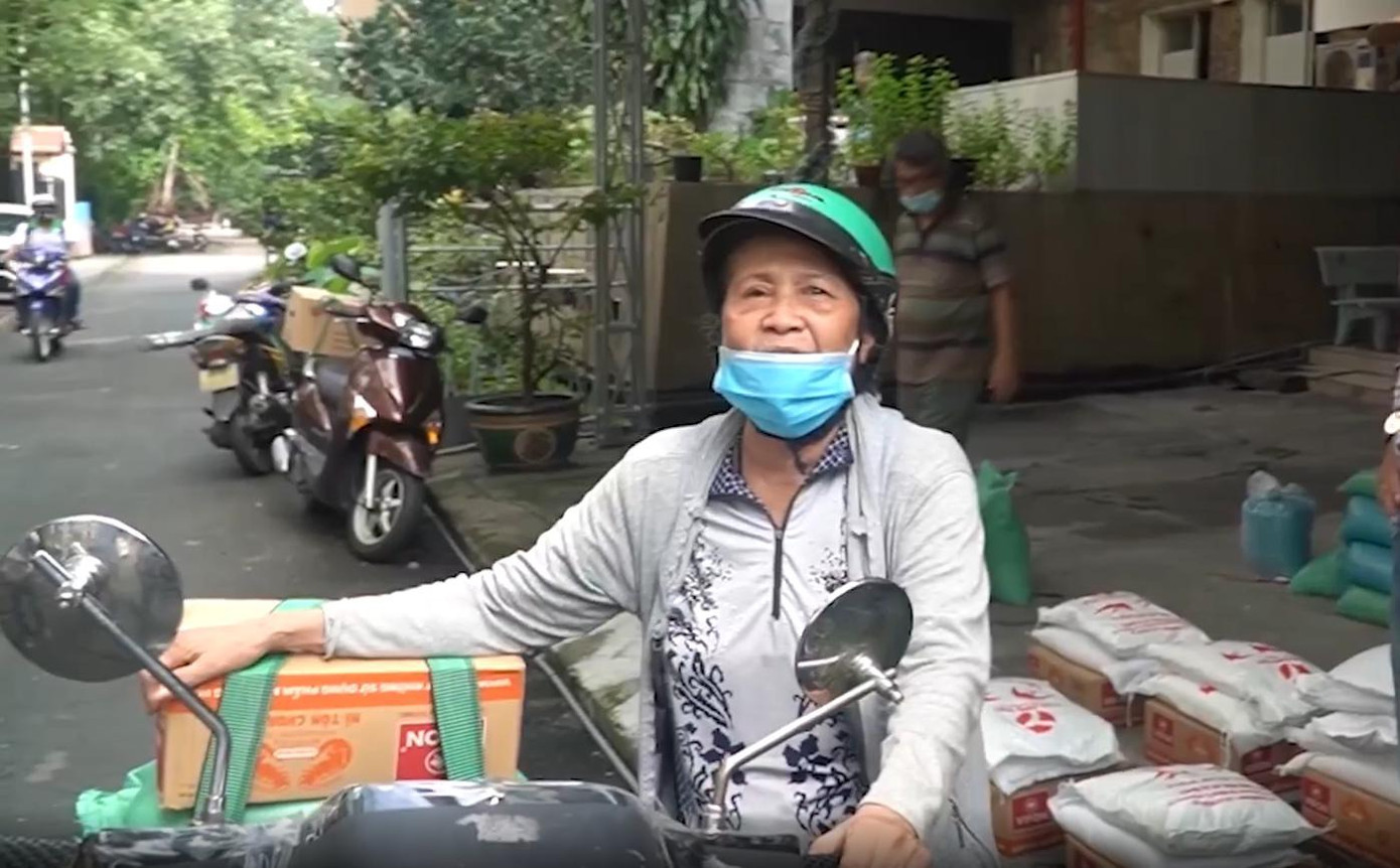 Năm 2021, nghệ sĩ Diệp Tuyết Anh tự chạy xe máy ở tuổi 77, nhận quà hỗ trợ dịch COVID-19.