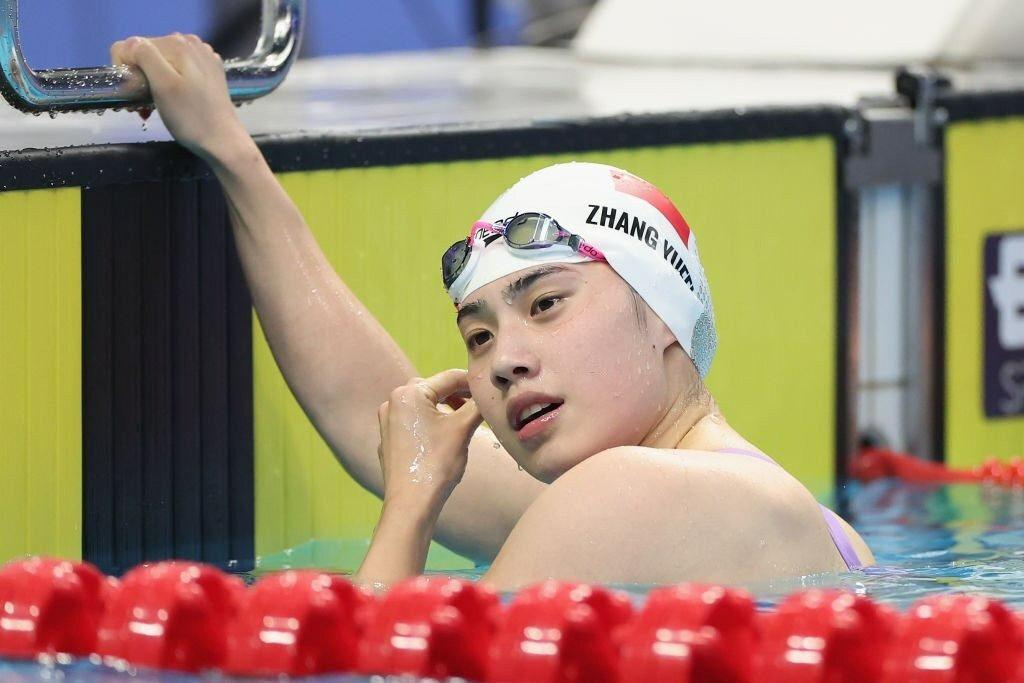 Khung hình chụp vội của Zhang Yufei được chia sẻ nhiều trên mạng xã hội. Cô sinh năm 1998, có mẹ là huấn luyện viên bơi. Năm 15 tuổi, cô được chiêu mộ vào tuyển bơi quốc gia, liên lục khẳng định tài năng. Khung hình chụp vội của Zhang Yufei được chia sẻ nhiều trên mạng xã hội. Cô sinh năm 1998, có mẹ là huấn luyện viên bơi. Năm 15 tuổi, cô được chiêu mộ vào tuyển bơi quốc gia, liên lục khẳng định tài năng.