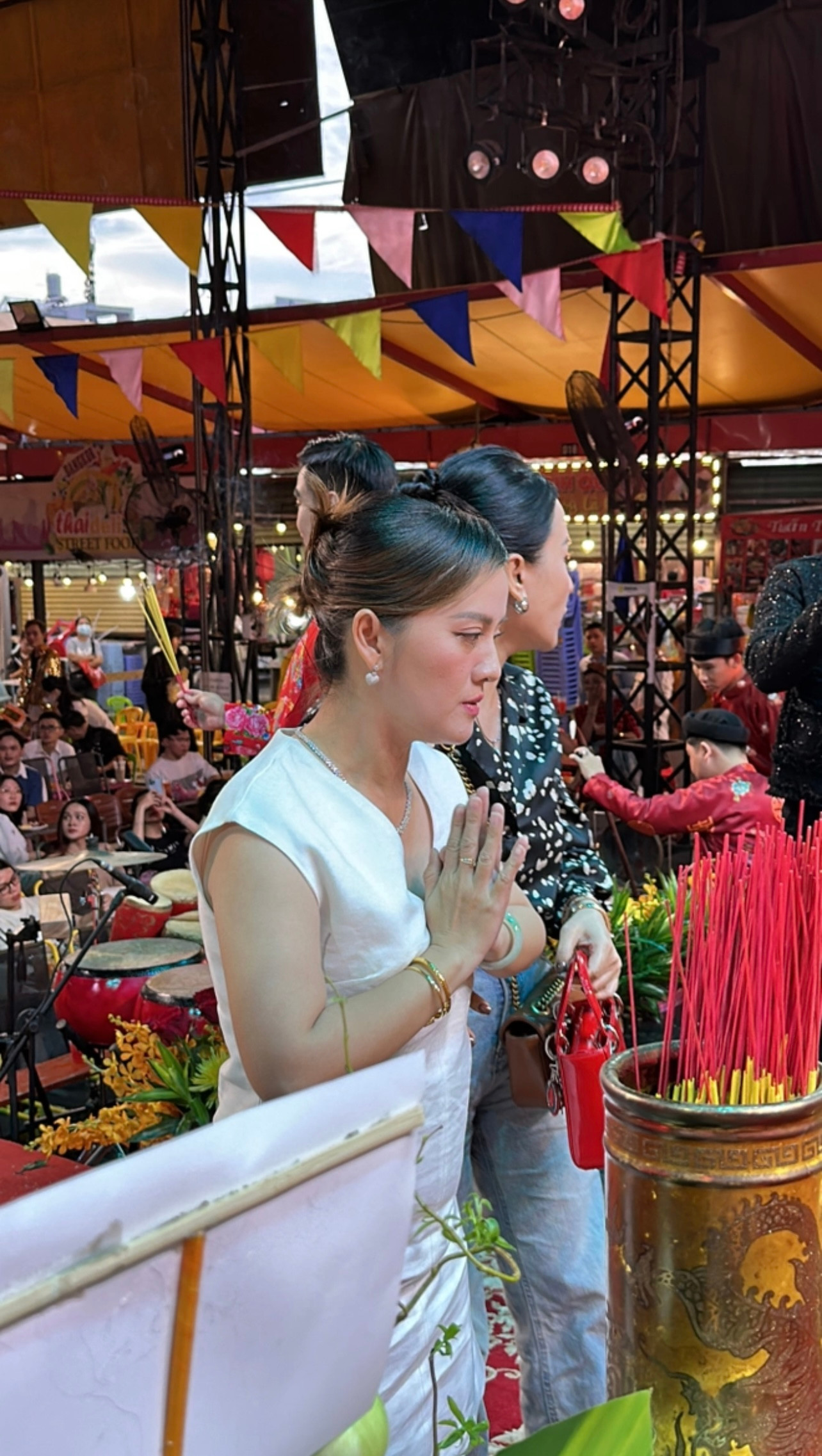 Hồng Loan trang điểm, làm tóc kỹ lưỡng khi đi cúng Tổ. Nhiều người nhận xét con gái nghệ sĩ Vũ Linh trông khác vẻ giản dị trước đây. Một ngày trước, cô được ca sĩ Nguyên Vũ đưa đi cúng Tổ nghề ở sân khấu lớn.