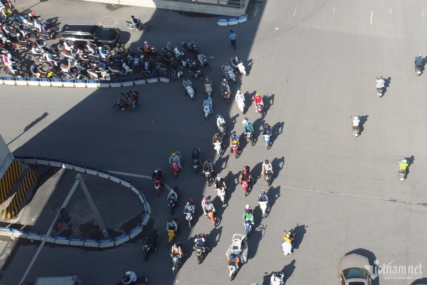 Dòng xe máy đi ngược chiều để vào đường Khuất Duy Tiến. Dòng xe máy đi ngược chiều để vào đường Khuất Duy Tiến.