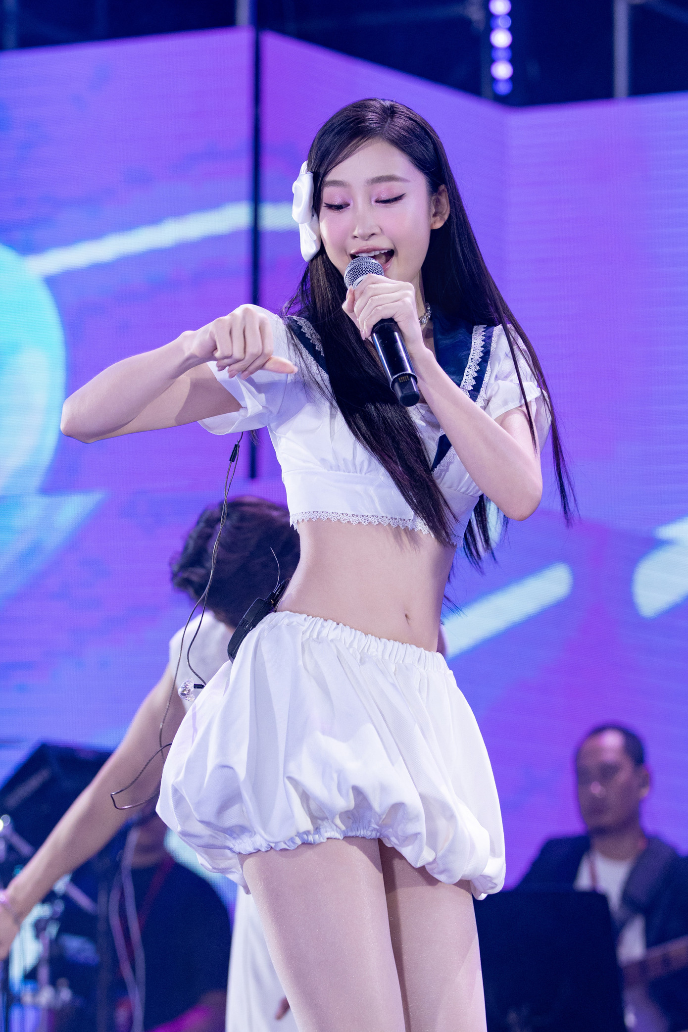 Juky San khoe eo thon trong phần trình diễn Em là Coffee. Cô nhận nhiều lời khen về phong cách và độ chỉn chu trên sân khấu. Juky San khoe eo thon trong phần trình diễn Em là Coffee. Cô nhận nhiều lời khen về phong cách và độ chỉn chu trên sân khấu.