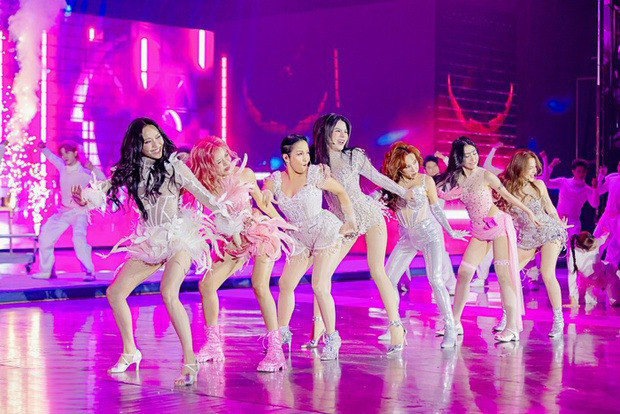 Mỹ Linh thực hiện nhiều vũ đạo khó tại Chị đẹp đạp gió rẽ sóng. Mỹ Linh thực hiện nhiều vũ đạo khó tại Chị đẹp đạp gió rẽ sóng.