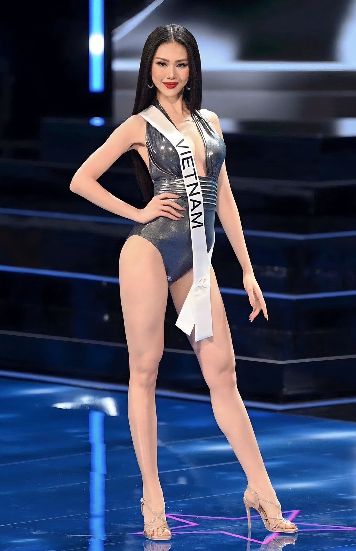 Đêm bán kết Miss Universe tại diễn ra sáng 16/11 (giờ Việt Nam) tại El Salvador. Đại diện Việt Nam là Bùi Quỳnh Hoa để kiểu tóc thẳng, rẽ ngôi giữa trình diễn bikini một mảnh. Cô được cho là học hỏi Catriona Gray - Hoa hậu Hoàn vũ 2018 - phong cách trình diễn, hất tóc slow motion trên sân khấu. Đêm bán kết Miss Universe tại diễn ra sáng 16/11 (giờ Việt Nam) tại El Salvador. Đại diện Việt Nam là Bùi Quỳnh Hoa để kiểu tóc thẳng, rẽ ngôi giữa trình diễn bikini một mảnh. Cô được cho là học hỏi Catriona Gray - Hoa hậu Hoàn vũ 2018 - phong cách trình diễn, hất tóc slow motion trên sân khấu.
