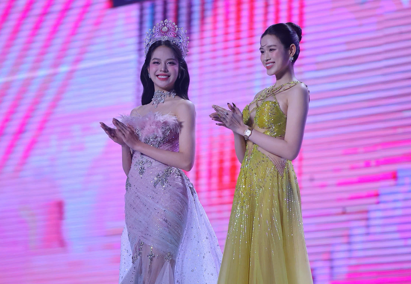 Khoảnh khắc Đỗ Thị Hà tỏa sáng cùng Thanh Thủy trên sân khấu đêm chung khảo toàn quốc của Hoa hậu Việt Nam 2024.