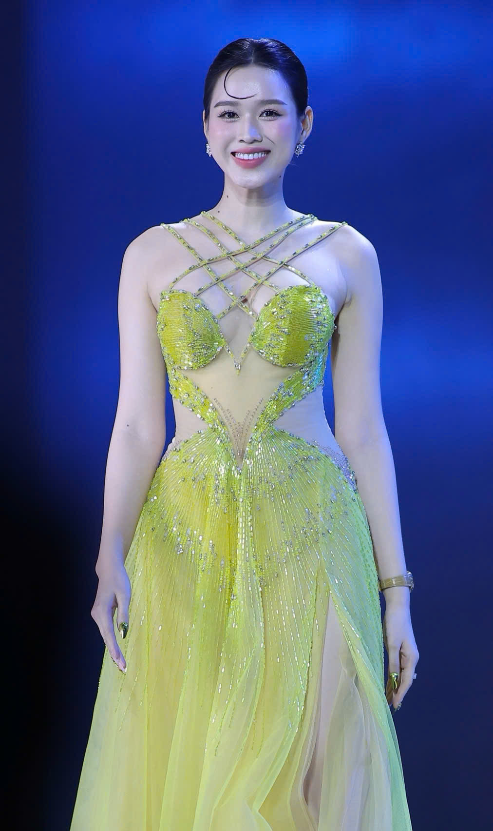 Cận khoảnh khắc Đỗ Thị Hà khoe đường cong quyến rũ trên sân khấu.