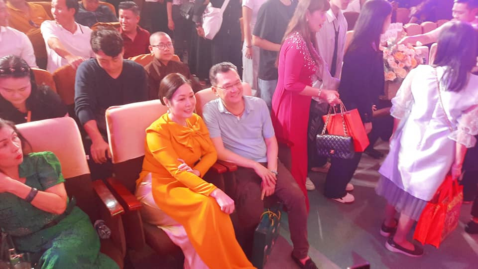 NSƯT Hữu Châu dự lễ giỗ Tổ tại sân khấu kịch Hồng Vân.