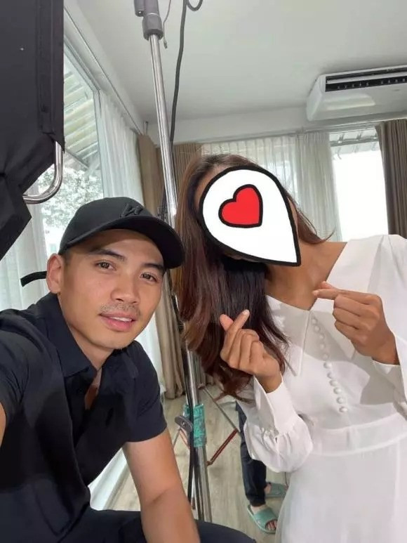 H'Hen Niê và Tuấn Khôi thường che mặt đối phương khi đăng ảnh lên mạng xã hội.