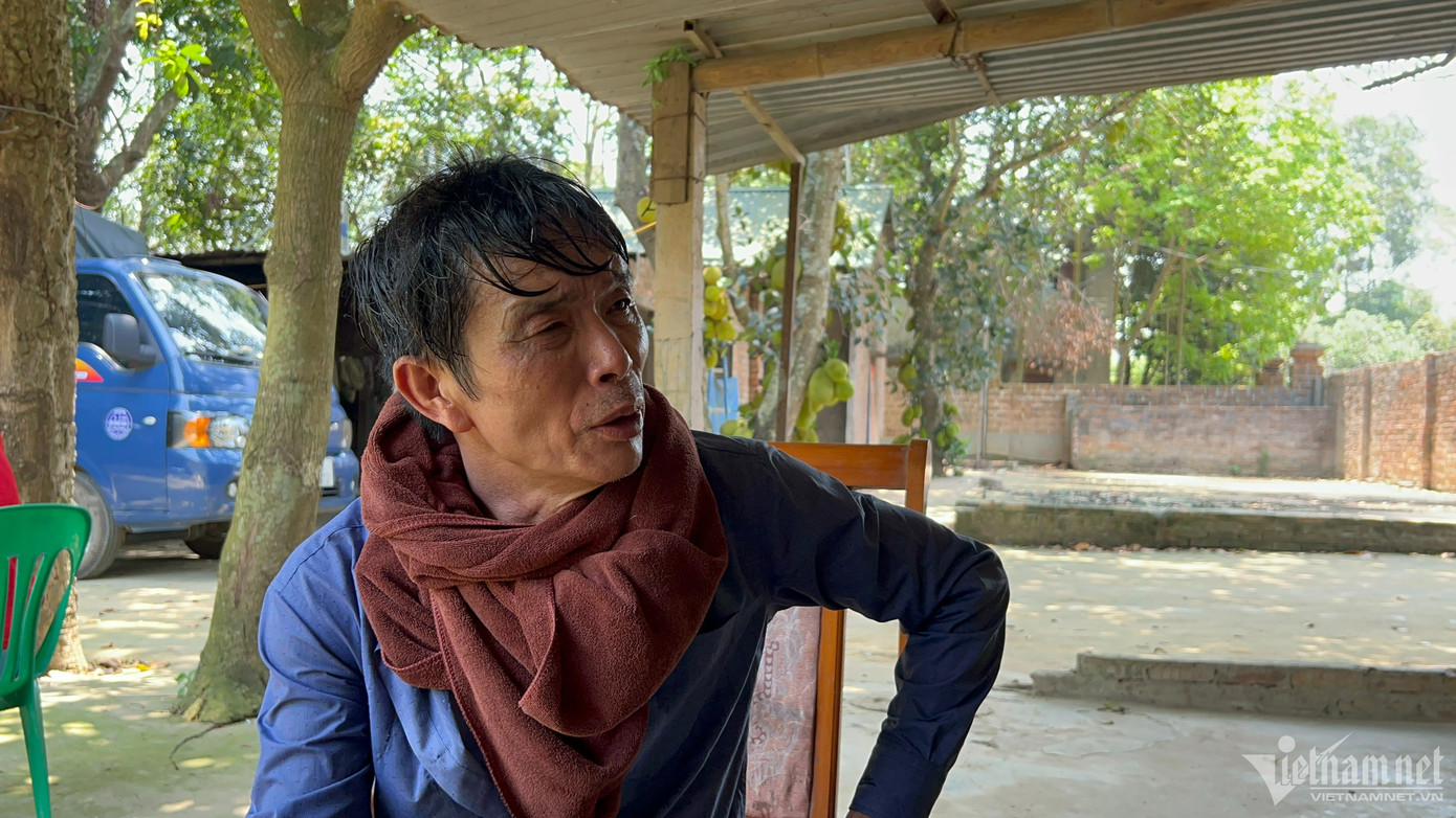 Ông Dũng bần thần nhớ lại cảnh gà chết như ngả rạ trong chuồng.