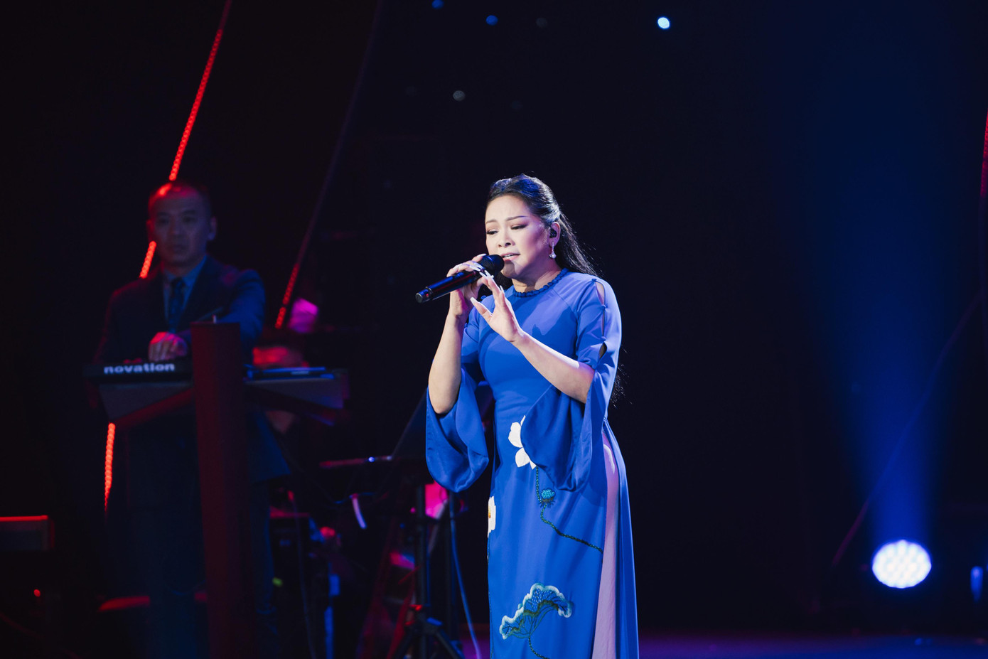 Trong live show đầu tiên tại Việt Nam, Như Quỳnh chọn lối hát thủ thỉ như tâm tình, kể chuyện để khán giả có thể cảm sâu hơn về bài hát.