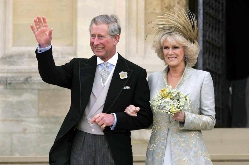 Charles và Camilla tái hợp năm 2005 bằng đám cưới tại Windsor Guildhall.