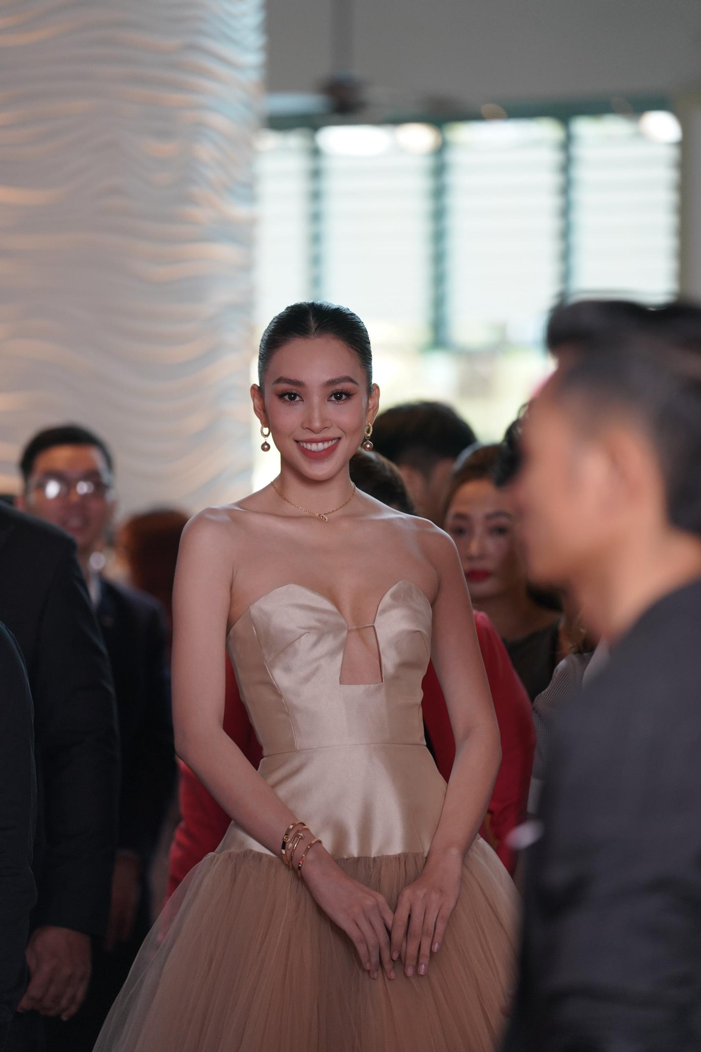 Hoa hậu Việt Nam 2018 Trần Tiểu Vy diện chân váy xòe cùng thiết kế cúp ngực. Sau khi kết thúc nhiệm kỳ hoa hậu, người đẹp sinh năm 2000 theo đuổi phong cách gợi cảm. Vài ngày trước, Tiểu Vy nhận bằng tốt nghiệp đại học ngành quản trị kinh doanh tại Đại học Sư phạm kỹ thuật TP.HCM.