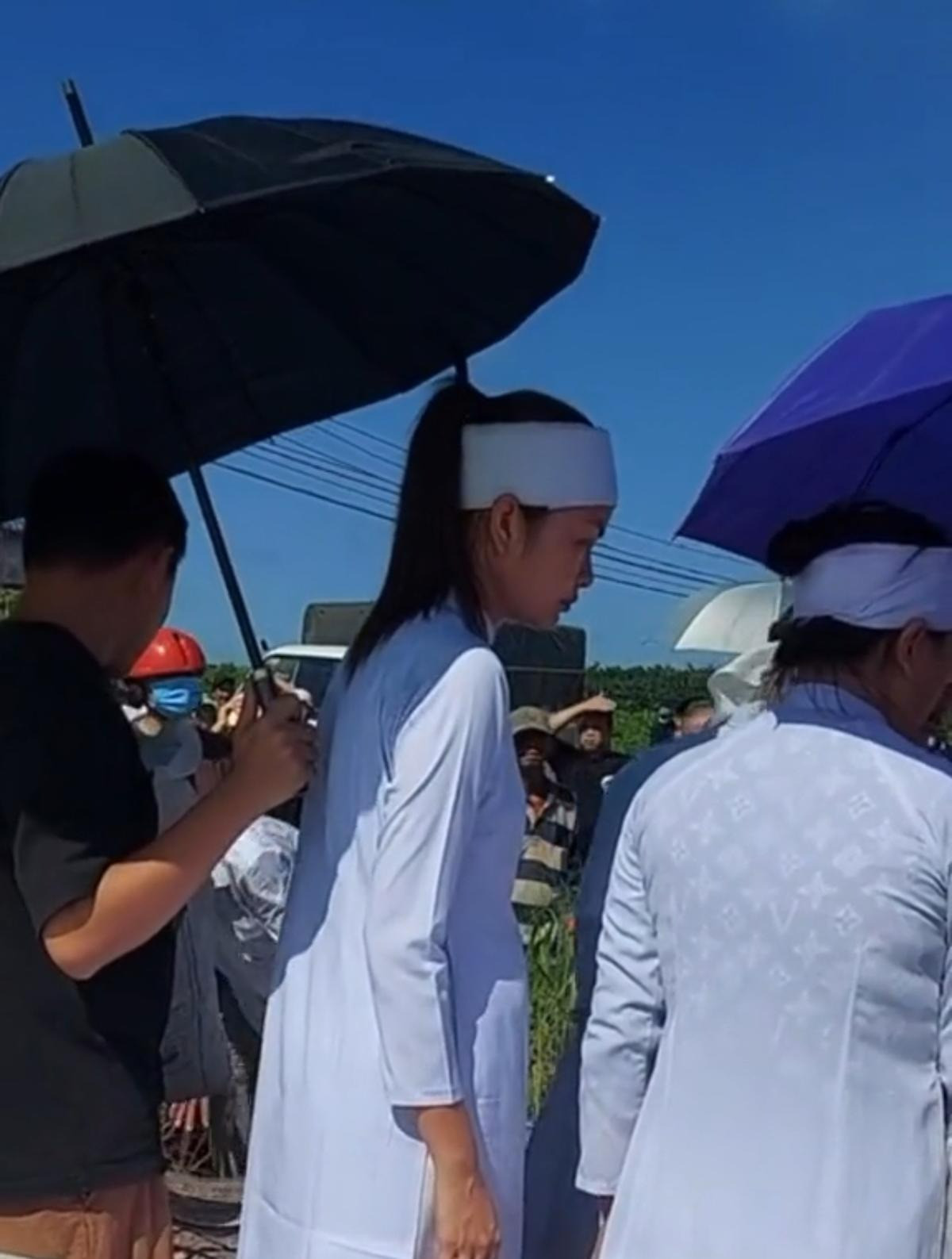 Ngọc Châu trong lễ an táng mẹ sáng 15/8.