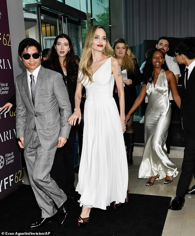 Tại sự kiện, Pax Thiên diện vest màu xám sang trọng, dùng kính đen làm phụ kiện. Con trai gốc Việt của Angelina Jolie tương tác với ống kính phóng viên. Sau thời gian điều trị tại bệnh viện do tai nạn giao thông, Pax Thiên vẫn mang nẹp đeo tay, chưa bình phục hoàn toàn. Tại sự kiện, Pax Thiên diện vest màu xám sang trọng, dùng kính đen làm phụ kiện. Con trai gốc Việt của Angelina Jolie tương tác với ống kính phóng viên. Sau thời gian điều trị tại bệnh viện do tai nạn giao thông, Pax Thiên vẫn mang nẹp đeo tay, chưa bình phục hoàn toàn.