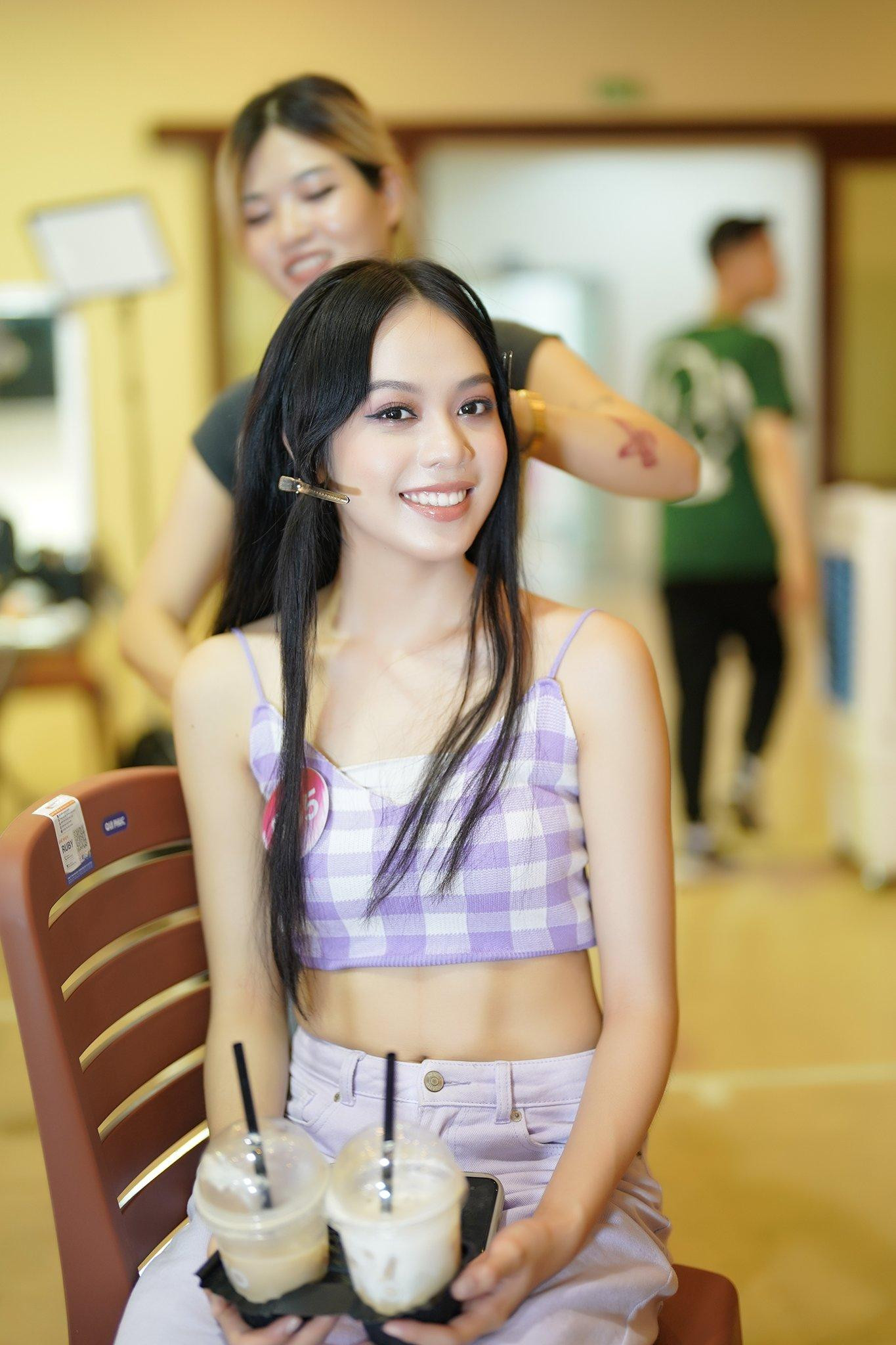 Dù vậy, thí sinh vẫn tươi cười, không thấy áp lực trước khi lên sân khấu. Thanh Thủy (SBD 005) nói: &quot;Tôi thấy thoải mái và háo hức được trình diễn trên sân khấu tổng duyệt. Đây là buổi tập quan trọng trước khi tôi lên sân khấu&quot;.