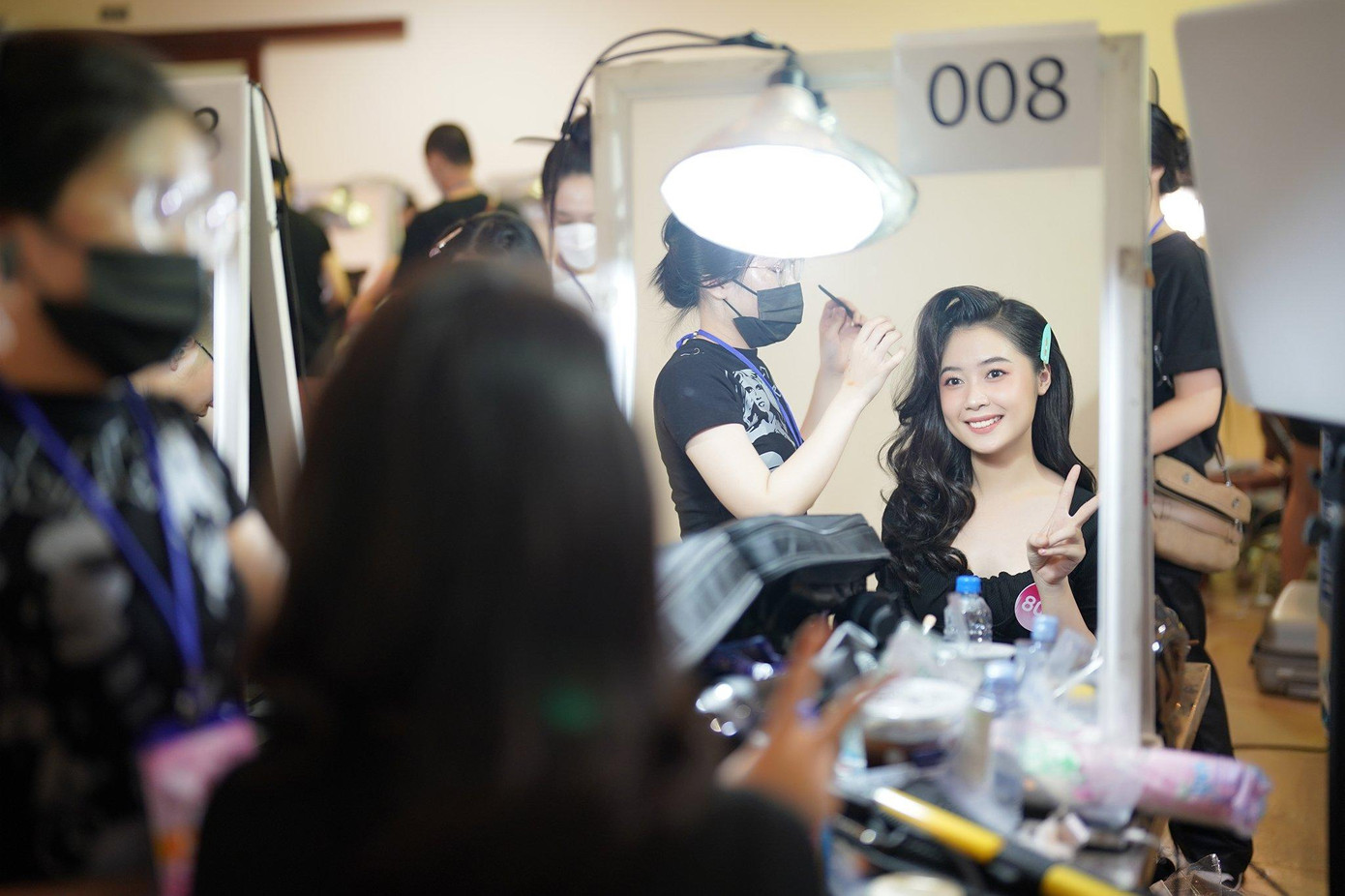 Nguyễn Thúy Trà (SBD 008) vui vẻ trước khi bước lên sân khấu. Dù không khí hậu trường bận rộn, thí sinh được ban tổ chức chăm sóc, hỗ trợ sức khỏe đầy đủ.