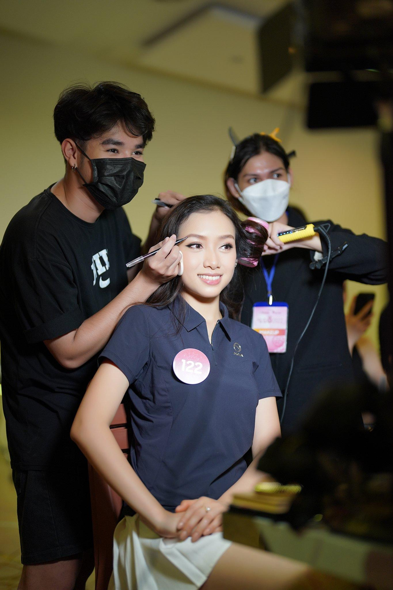 Nguyễn Ngọc Mai (SBD 122) là thí sinh đứng hàng đầu trong bài đồng diễn của đêm chung khảo. Sau phần thi người đẹp tài năng, cô gái sở hữu IELTS 8.0 ngày càng được chú ý khi thể hiện năng khiếu thuyết trình bằng tiếng Anh, Tây Ban Nha và kết hợp âm nhạc.