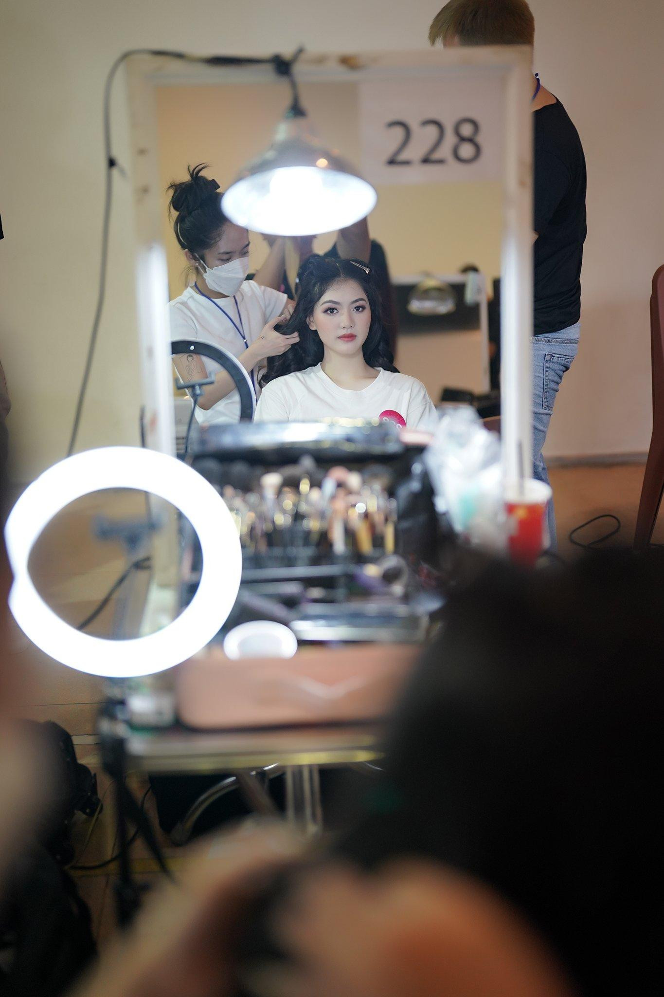 Nguyễn Hoàng Yến (SBD 228) khá tập trung trước khi bước vào đêm diễn.